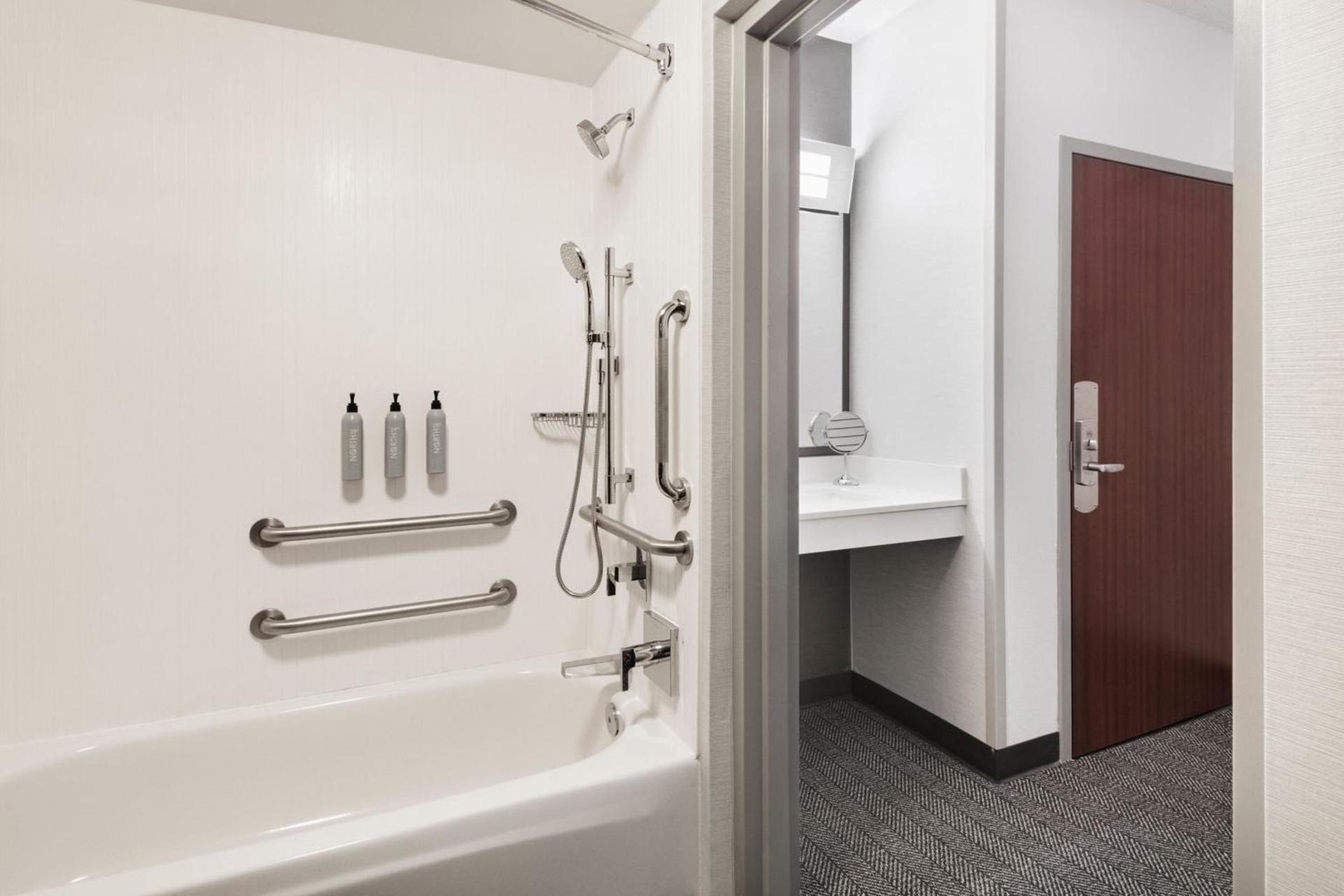 Courtyard by Marriott Burlington photo 8