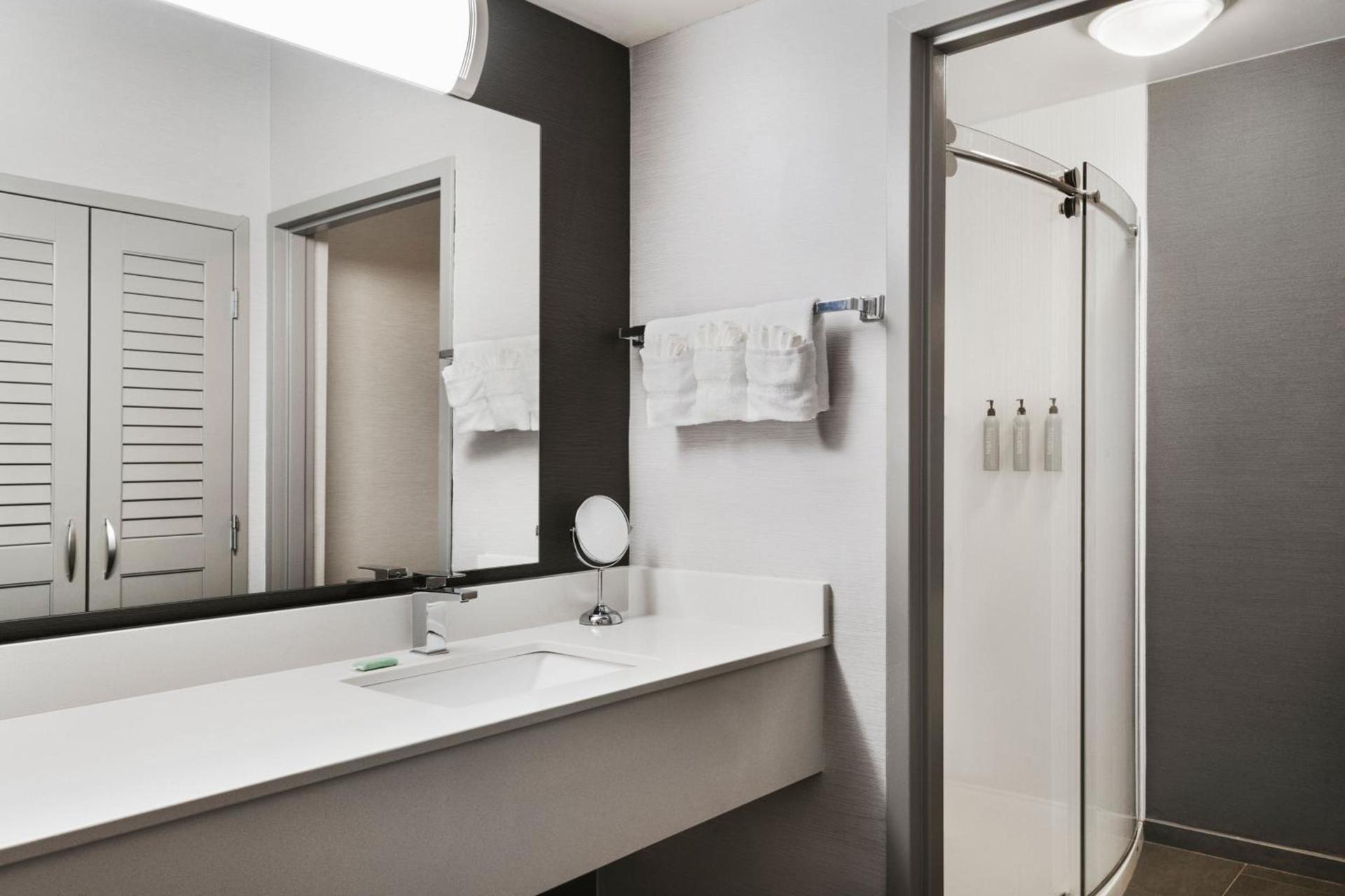 Courtyard by Marriott Burlington photo 10