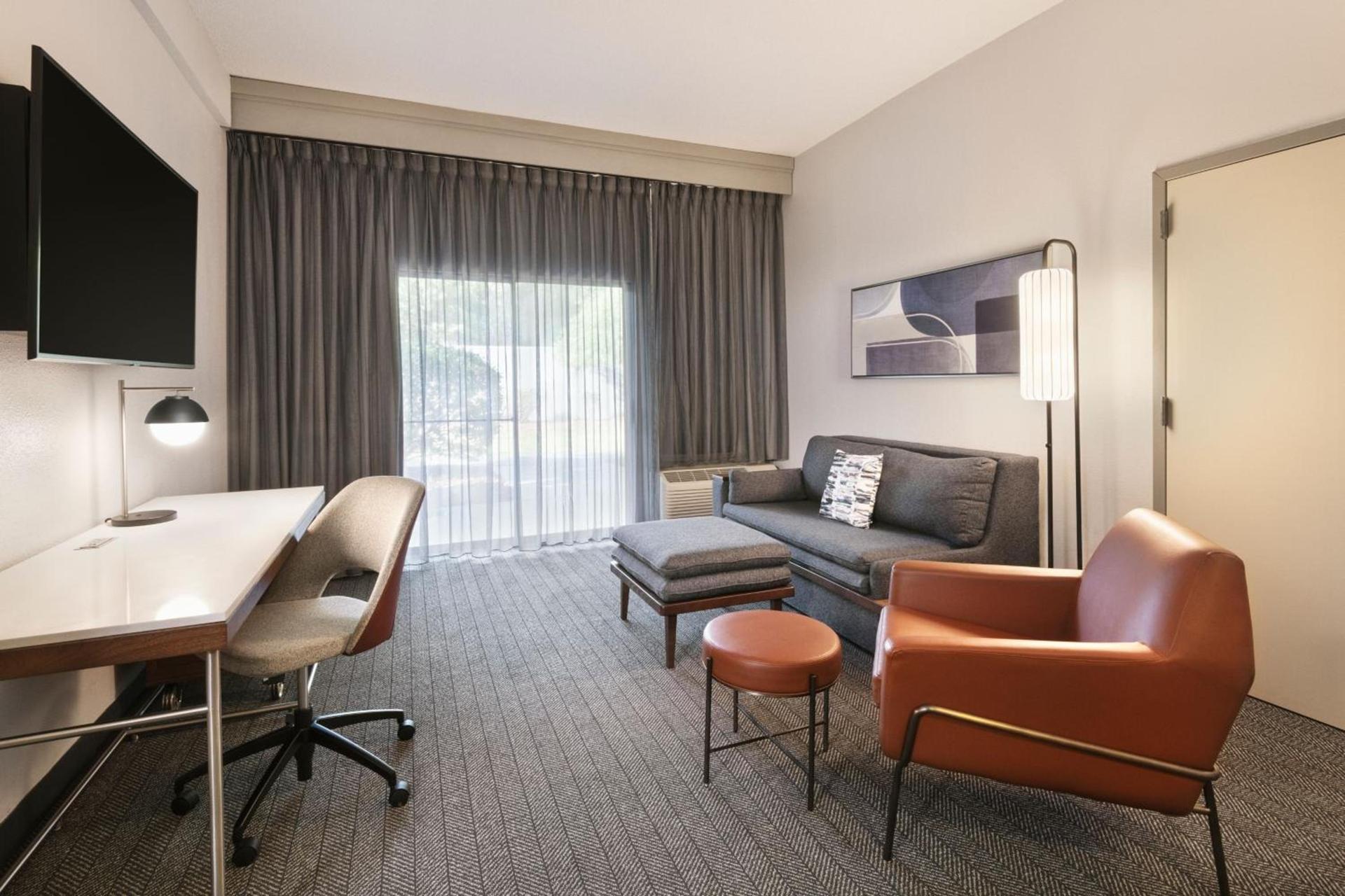 Courtyard by Marriott Burlington photo 11