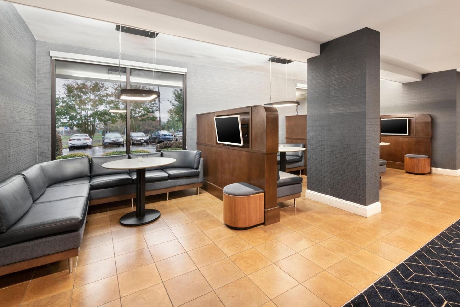 Courtyard by Marriott Burlington photo 17