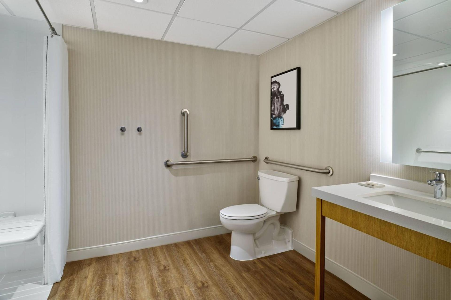 Delta Hotels by Marriott Muskegon Convention Center photo 12