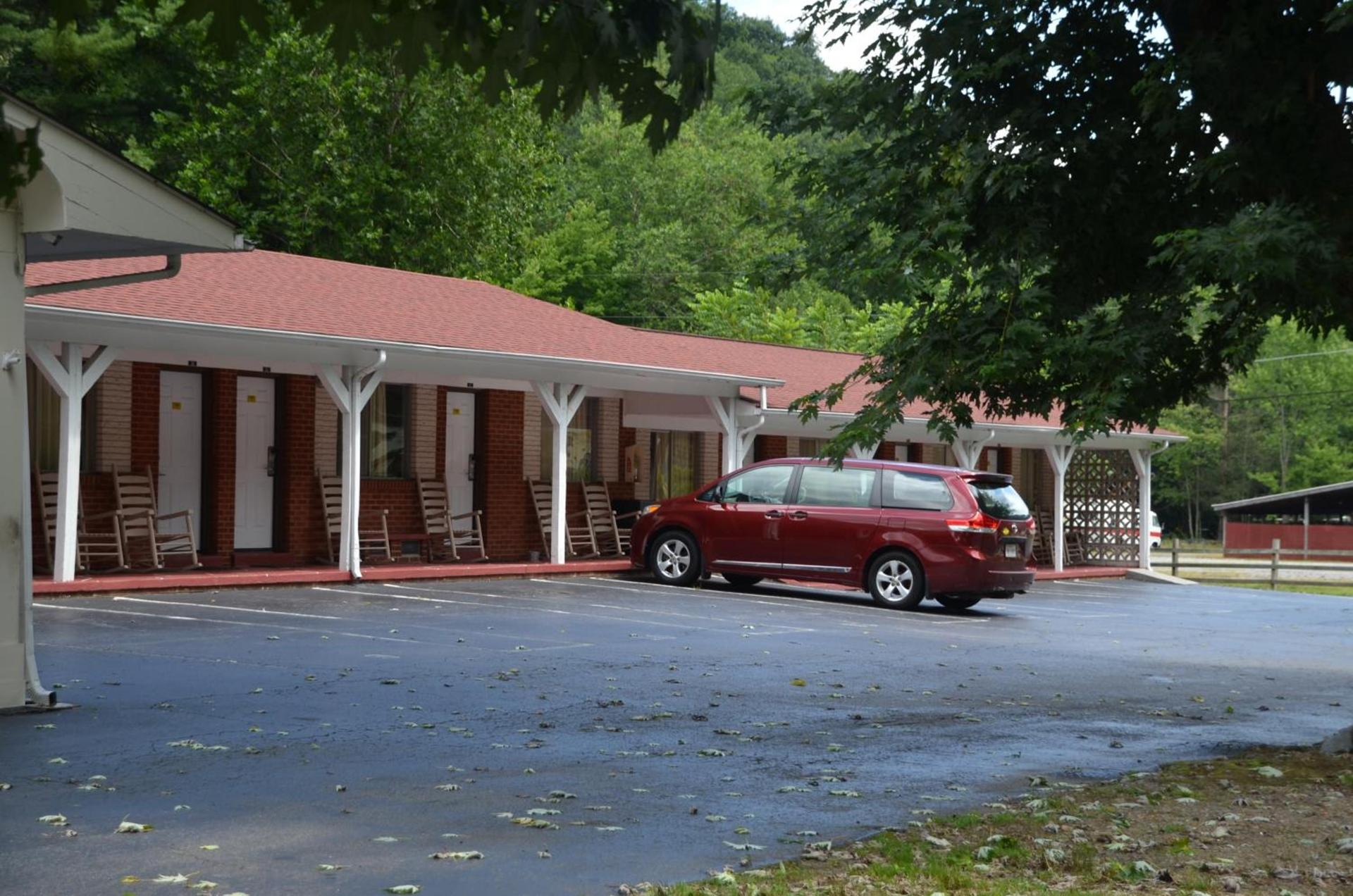Travelowes Motel - Maggie Valley photo 6