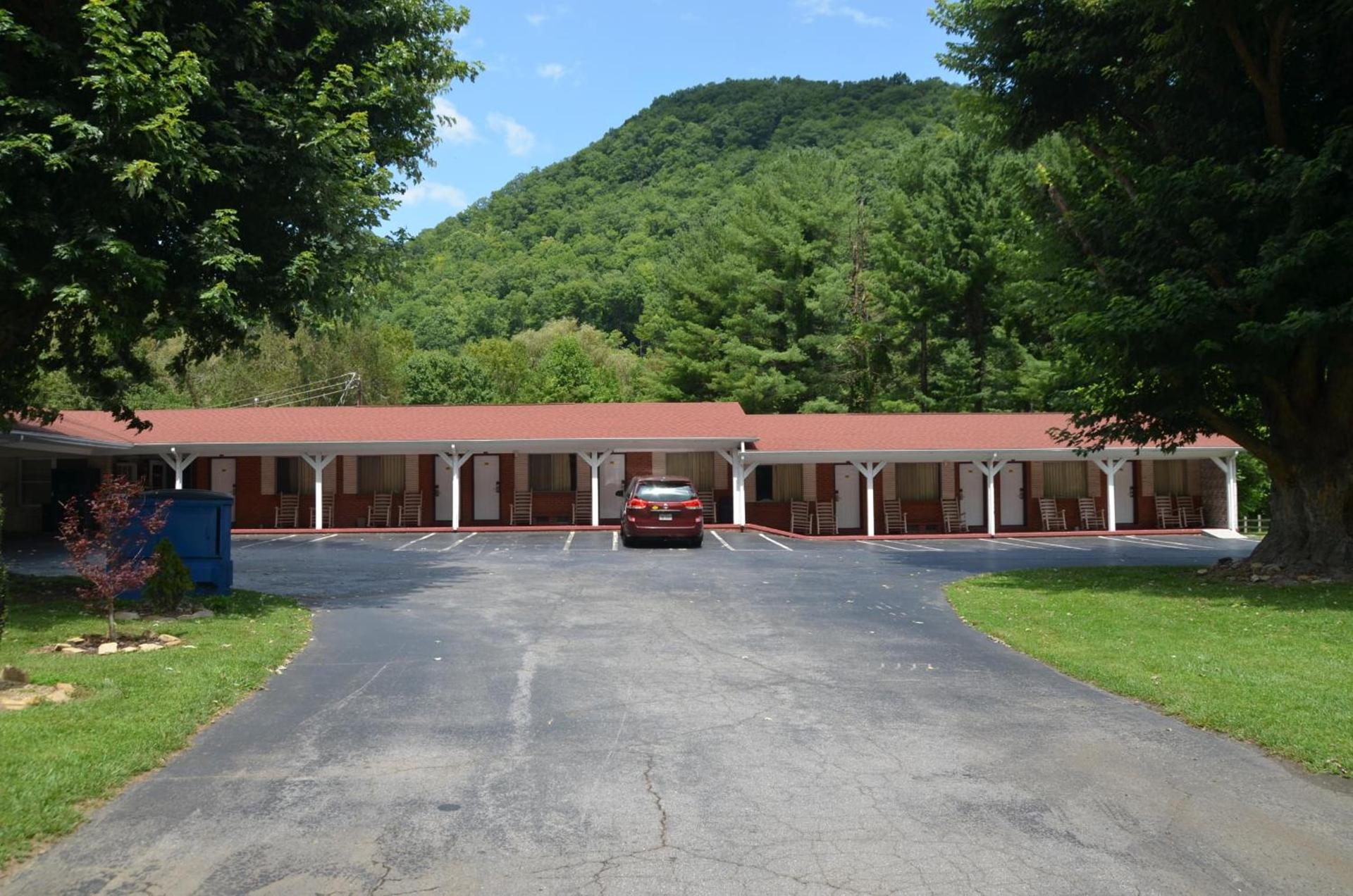 Travelowes Motel - Maggie Valley photo 7