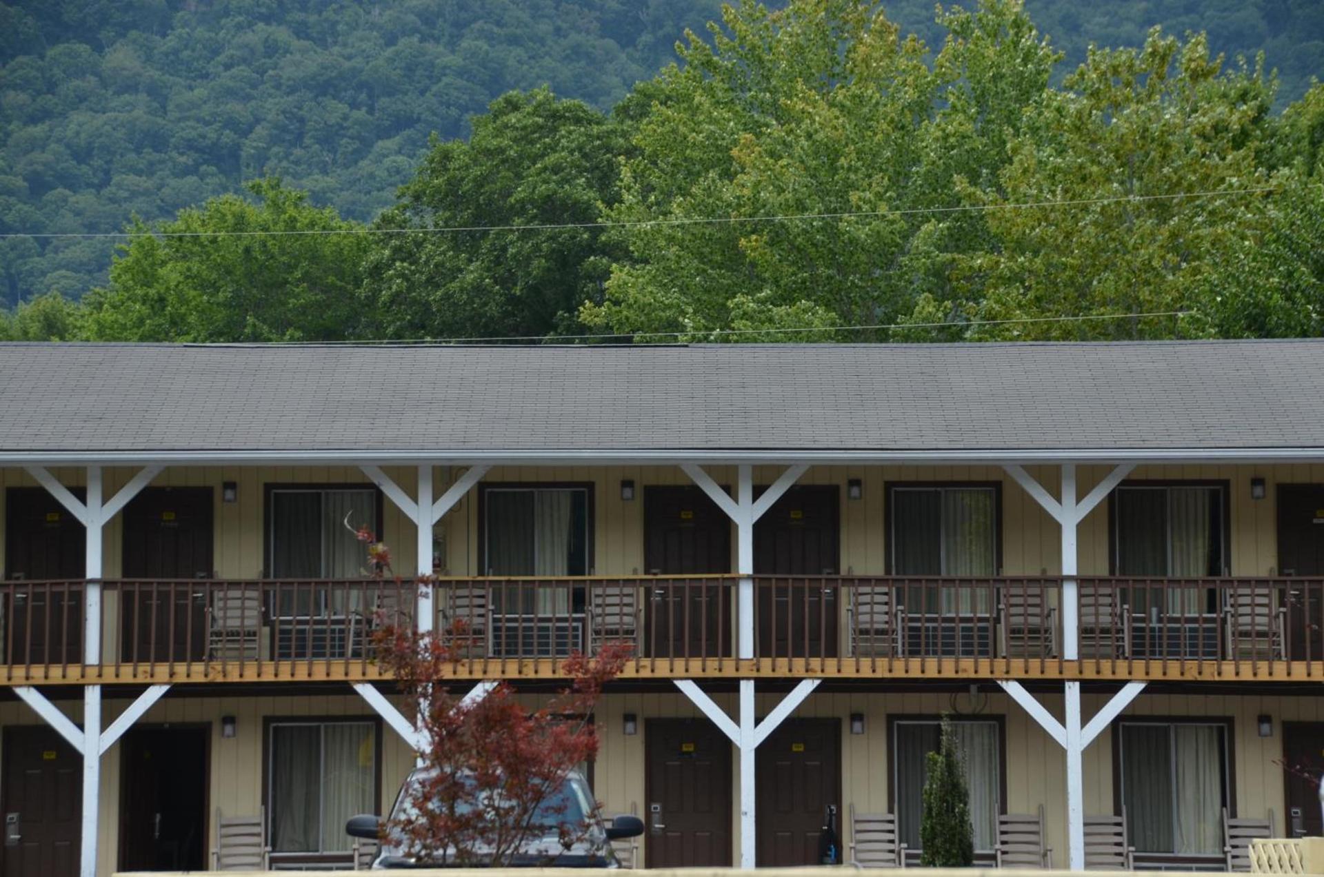Travelowes Motel - Maggie Valley photo 10