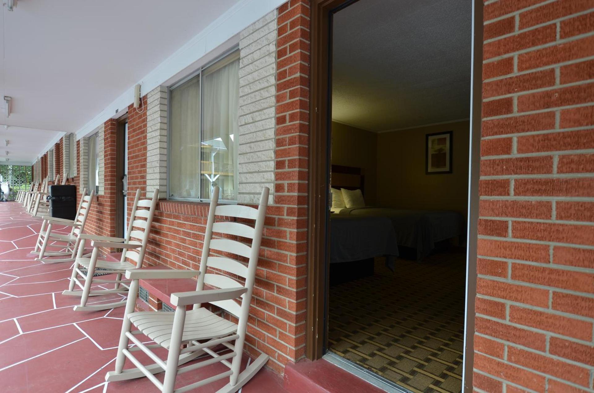 Travelowes Motel - Maggie Valley photo 9