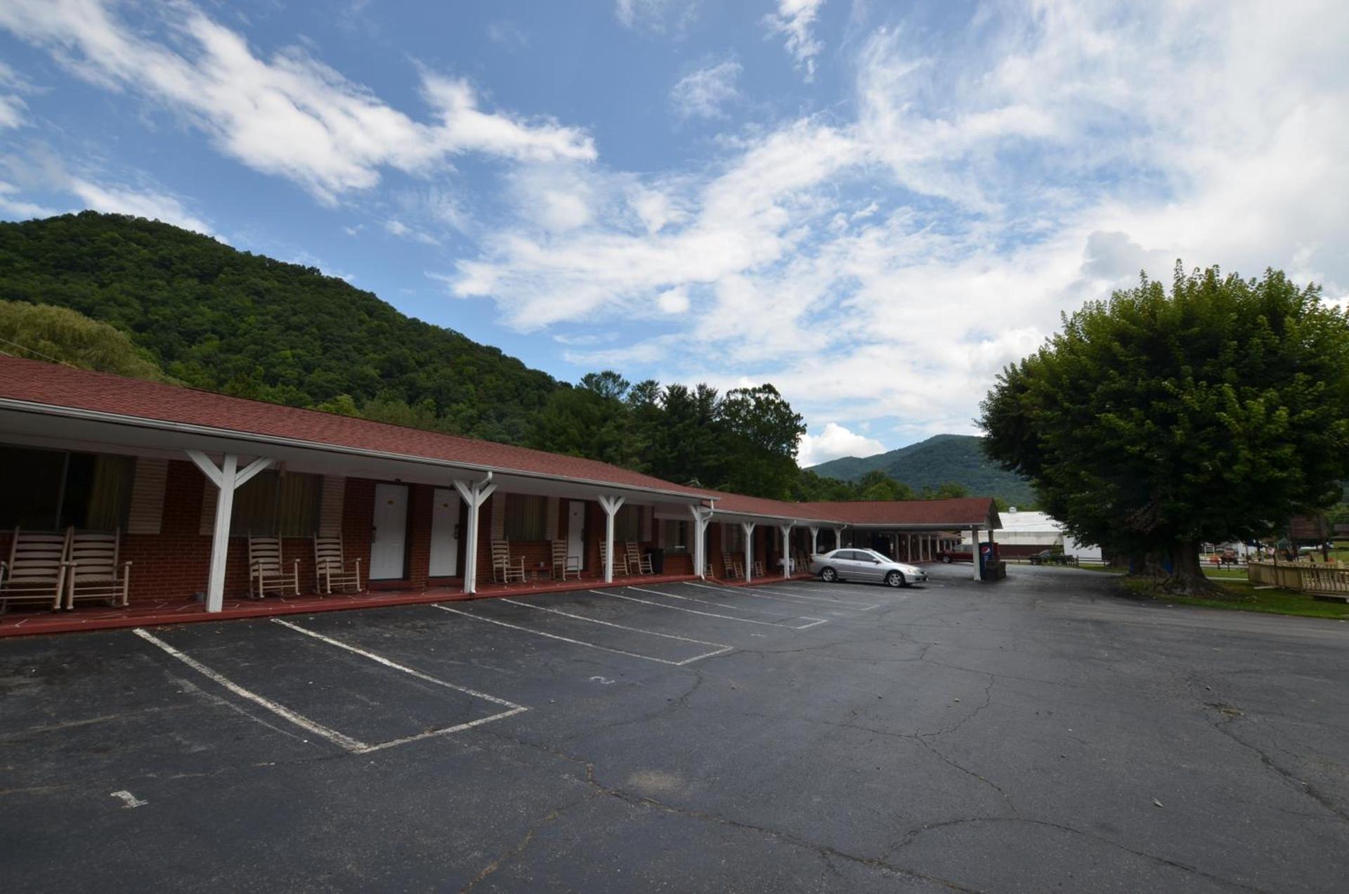 Travelowes Motel - Maggie Valley photo 86