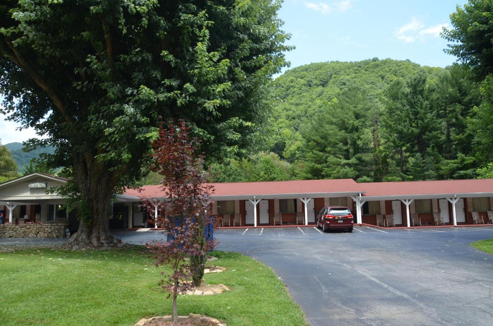 Travelowes Motel - Maggie Valley photo 95
