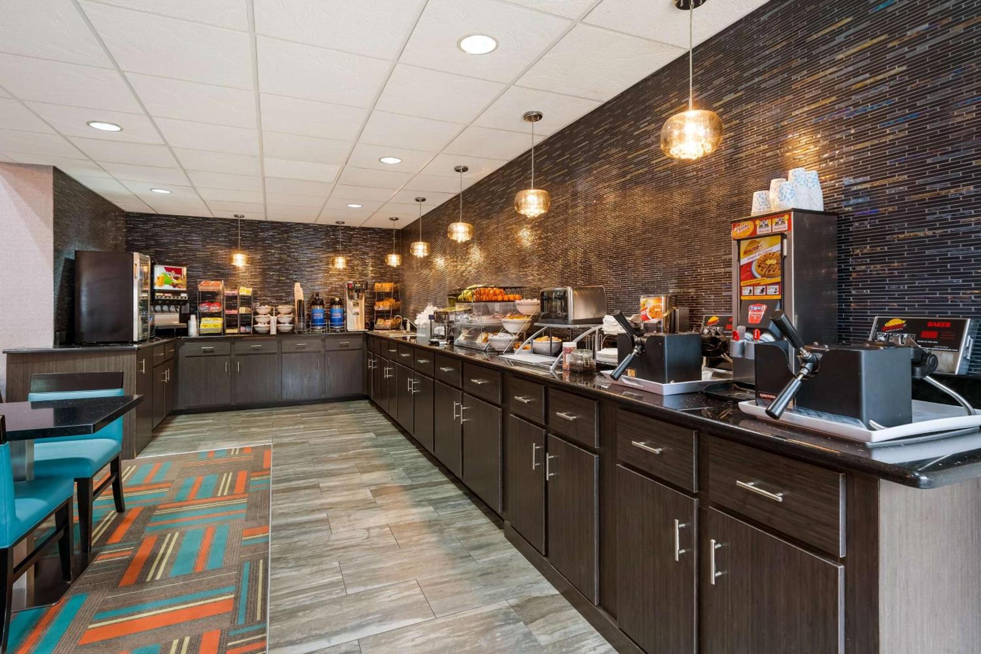 Best Western Bradbury Inn & Suites photo 5