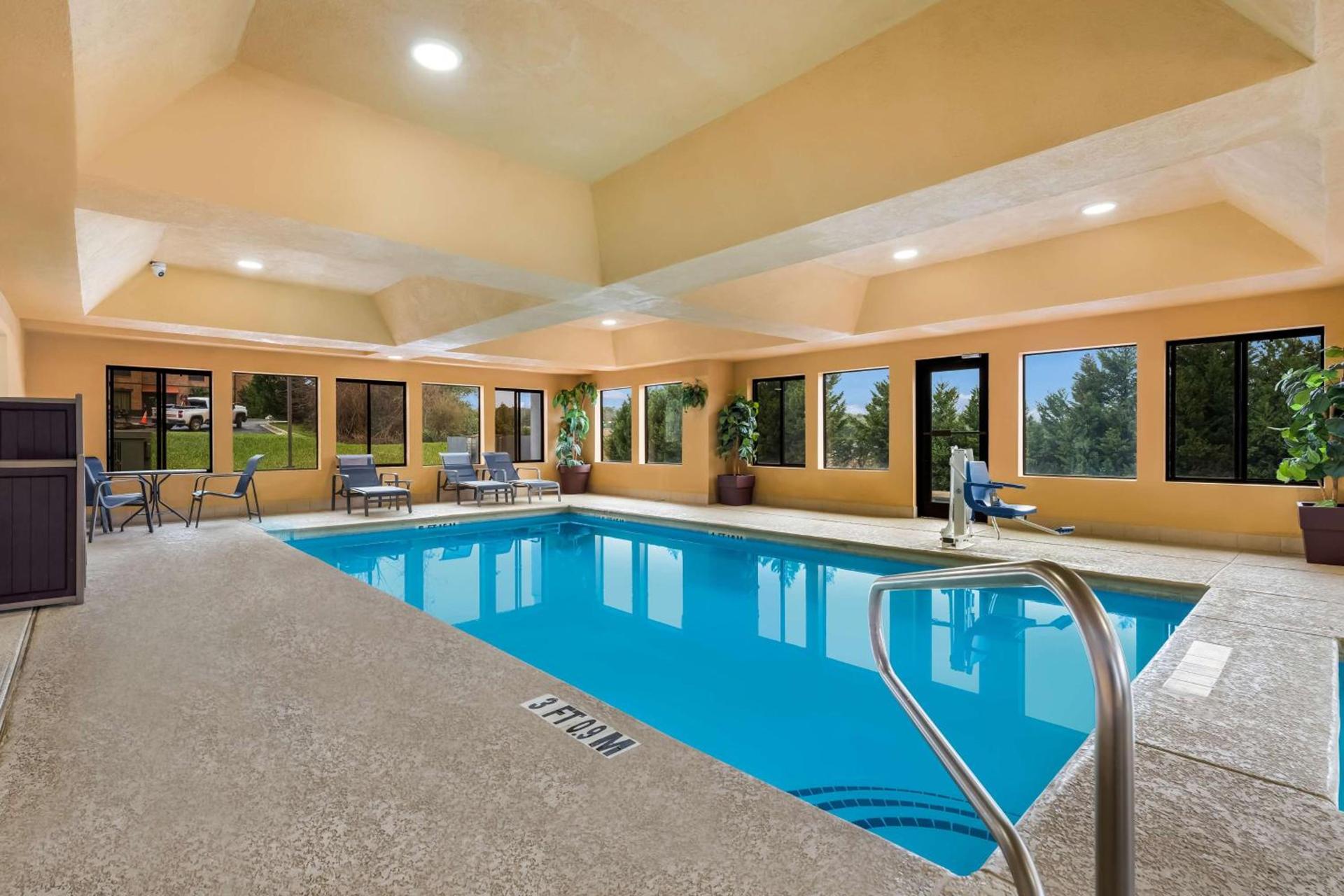 Best Western Bradbury Inn & Suites photo 2