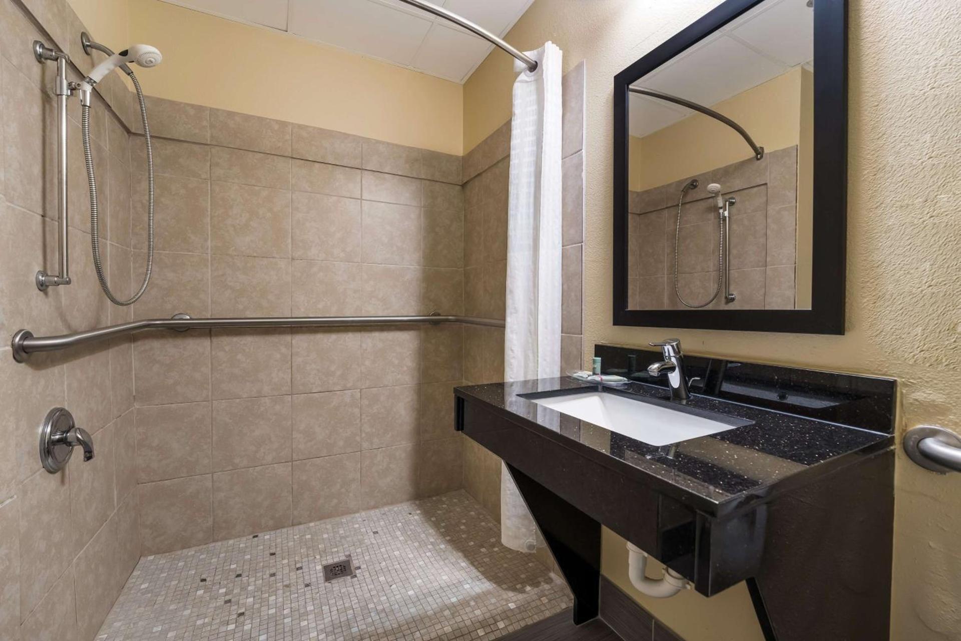 Best Western Bradbury Inn & Suites photo 31