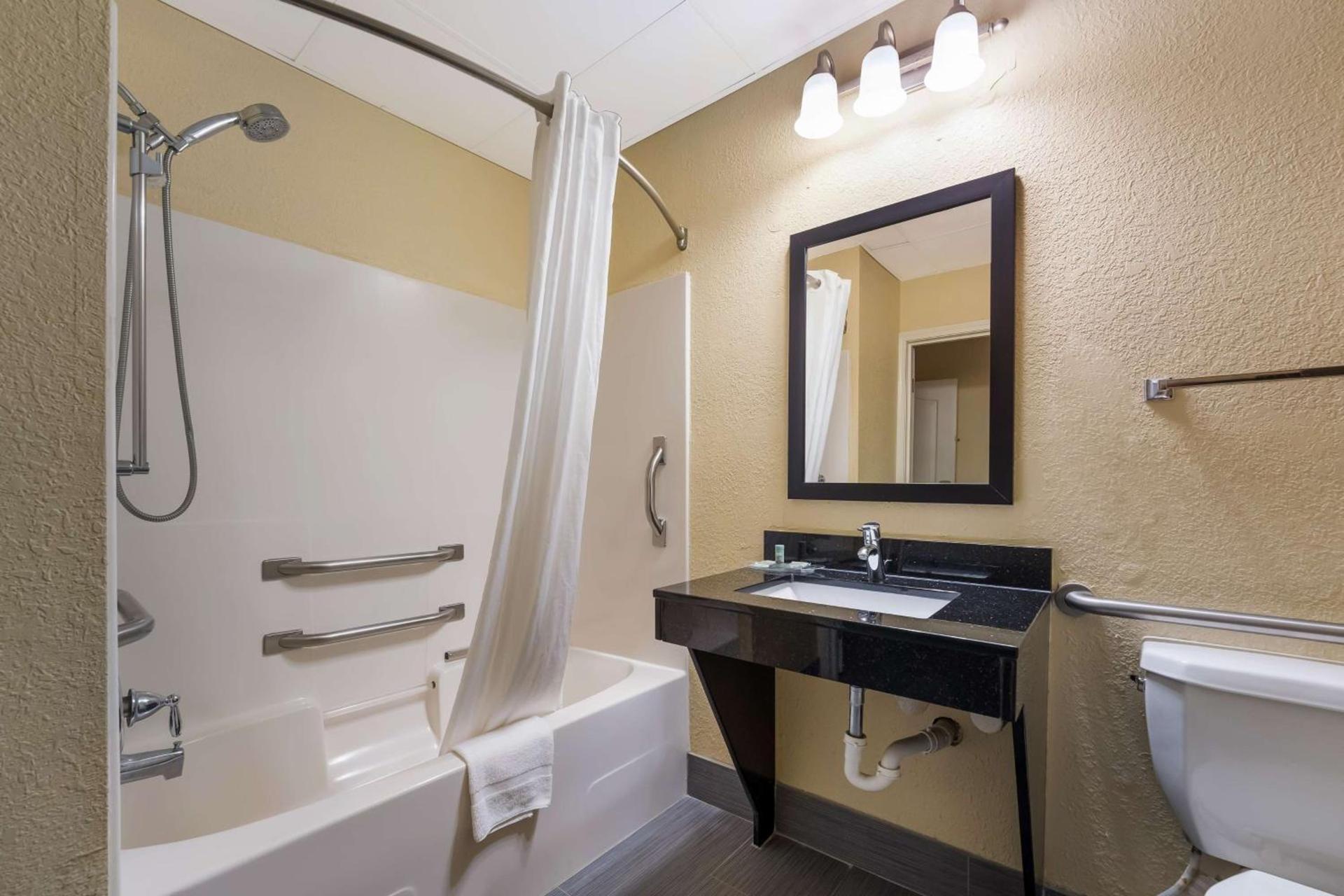 Best Western Bradbury Inn & Suites photo 32