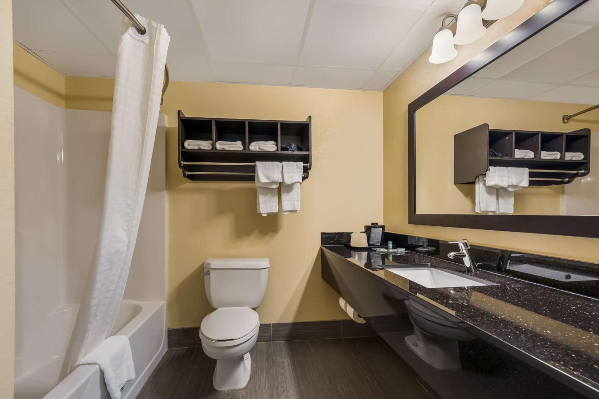 Best Western Bradbury Inn & Suites photo 33