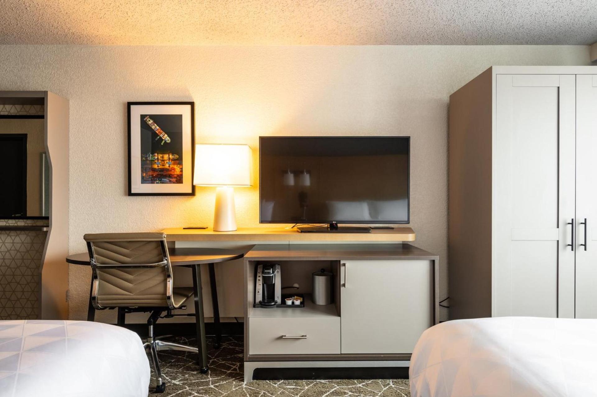 Holiday Inn Newark International Airport photo 40