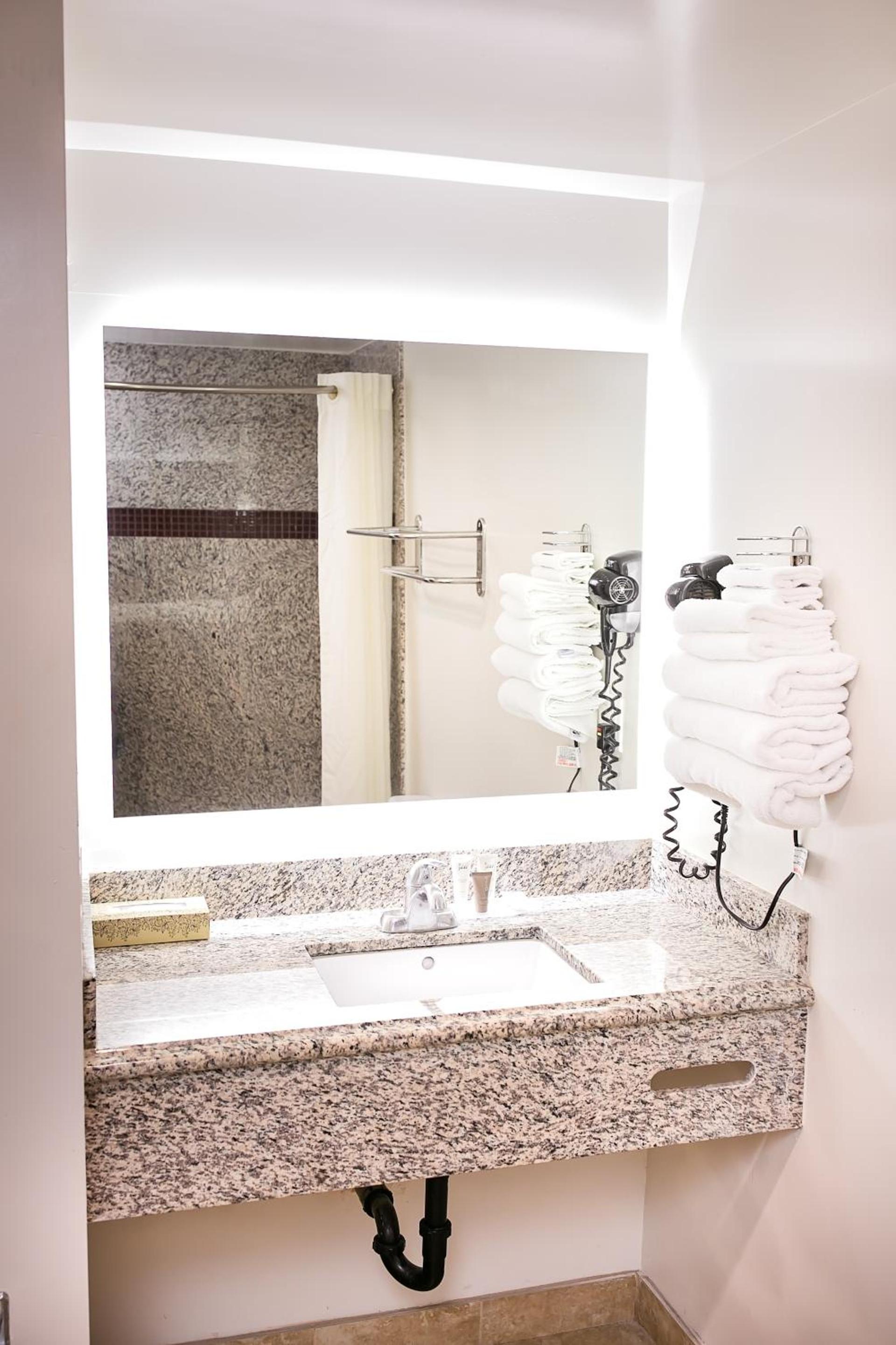 Rodeway Inn & Suites Bellflower photo 37