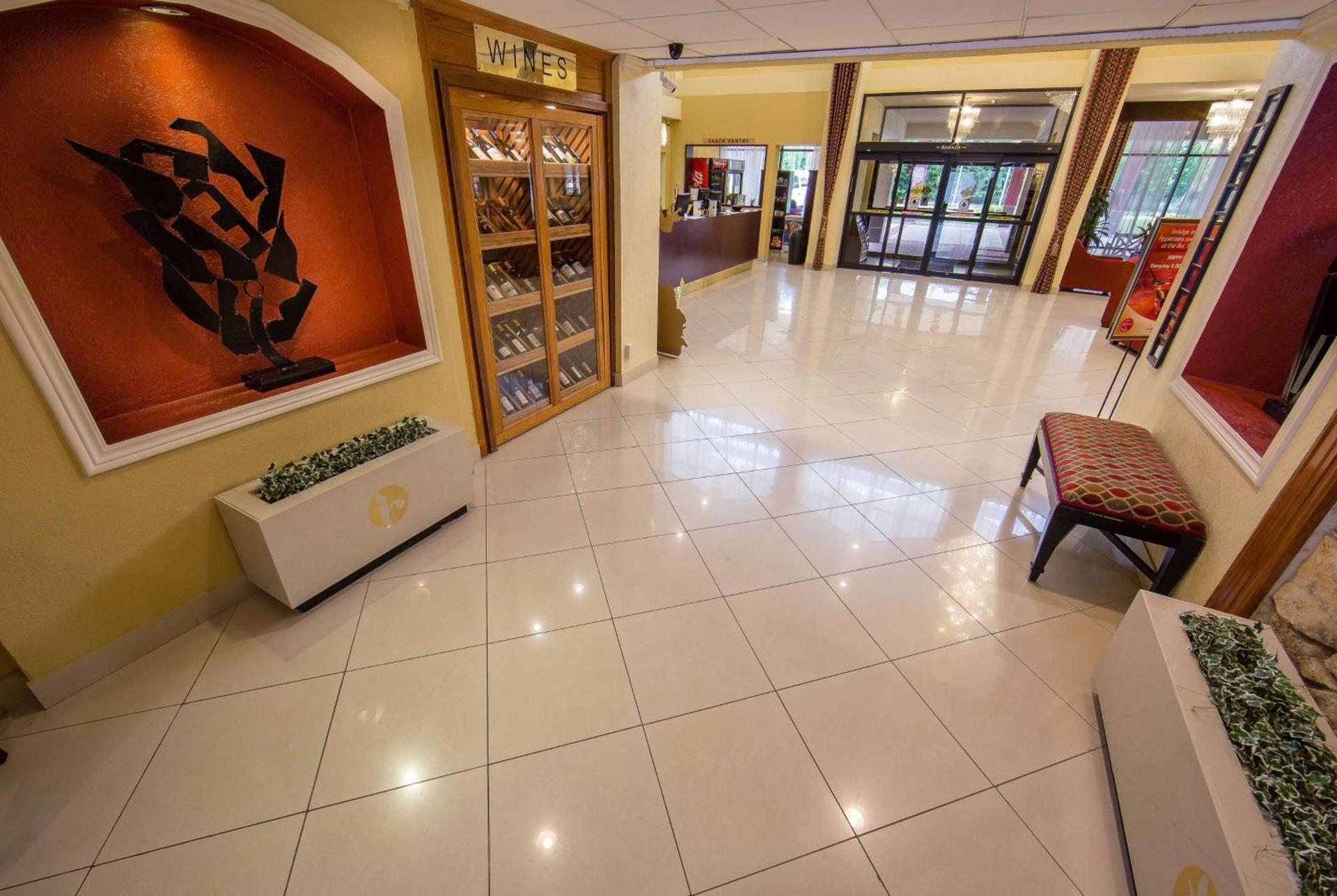 Ramada by Wyndham Houston Intercontinental Airport East photo 4