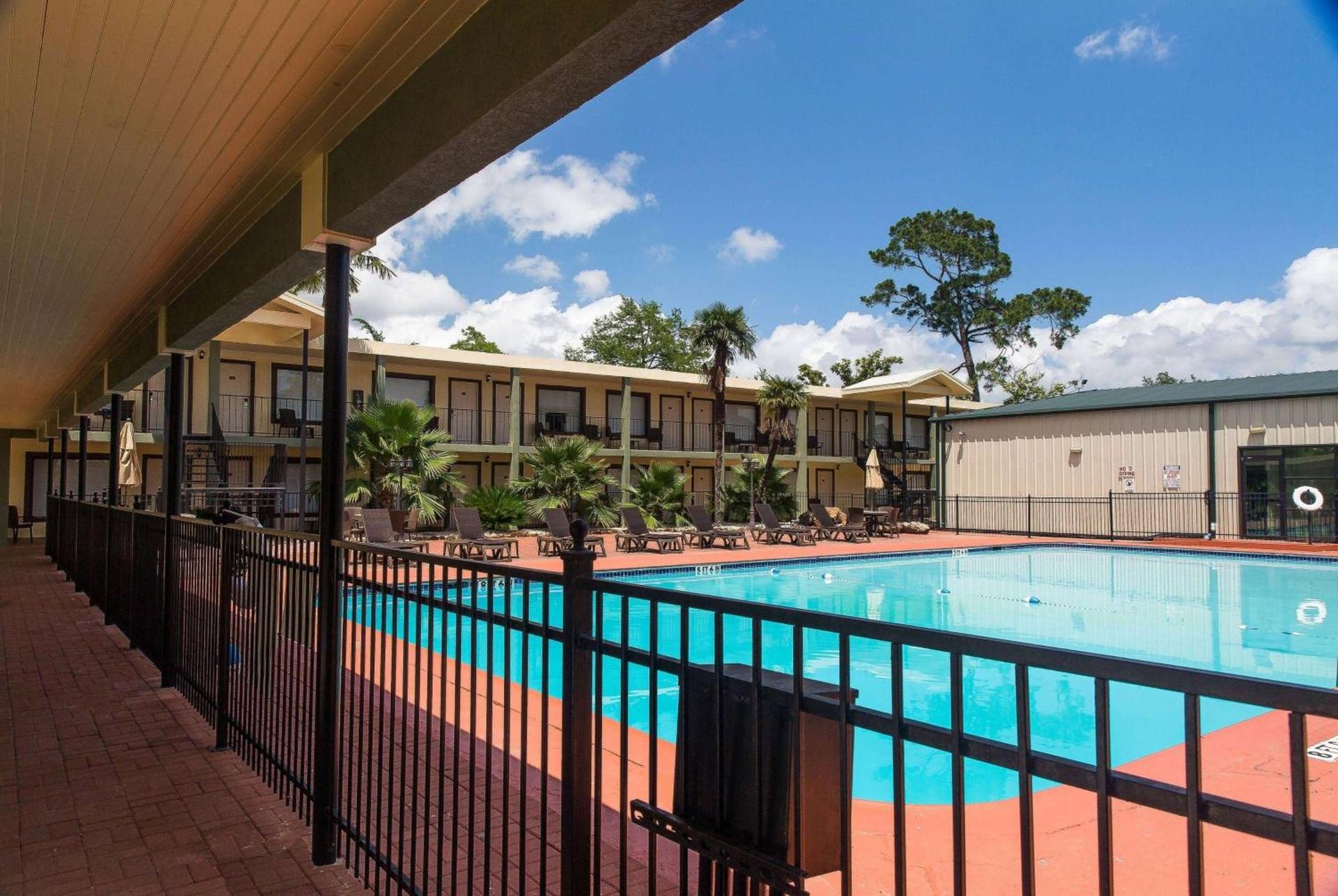 Ramada by Wyndham Houston Intercontinental Airport East photo 6