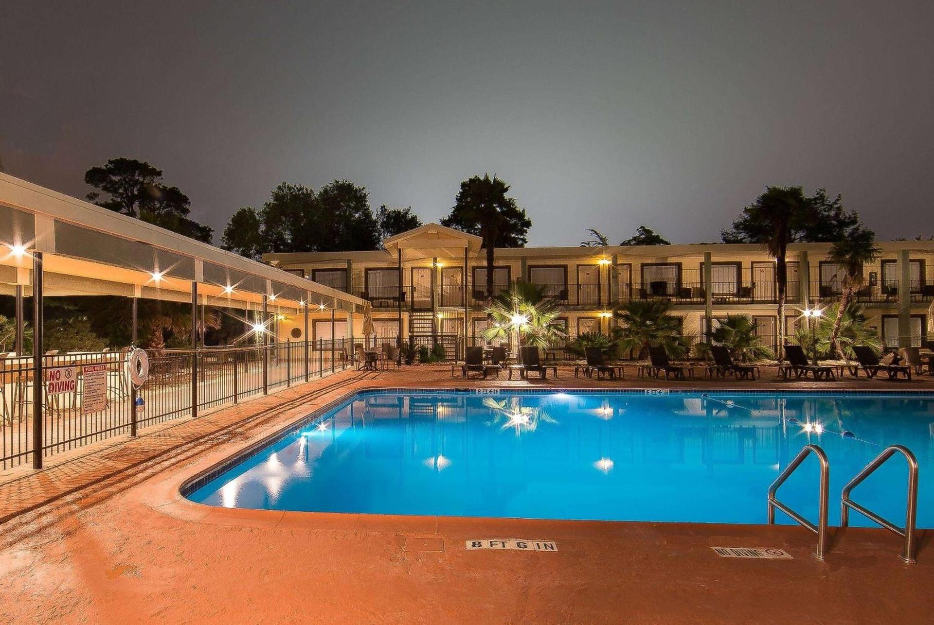Ramada by Wyndham Houston Intercontinental Airport East photo 8