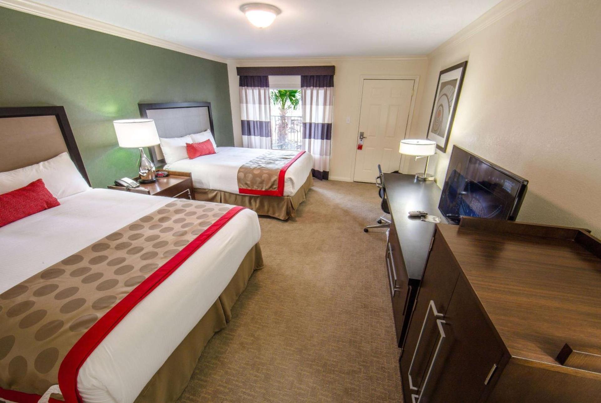 Ramada by Wyndham Houston Intercontinental Airport East photo 9