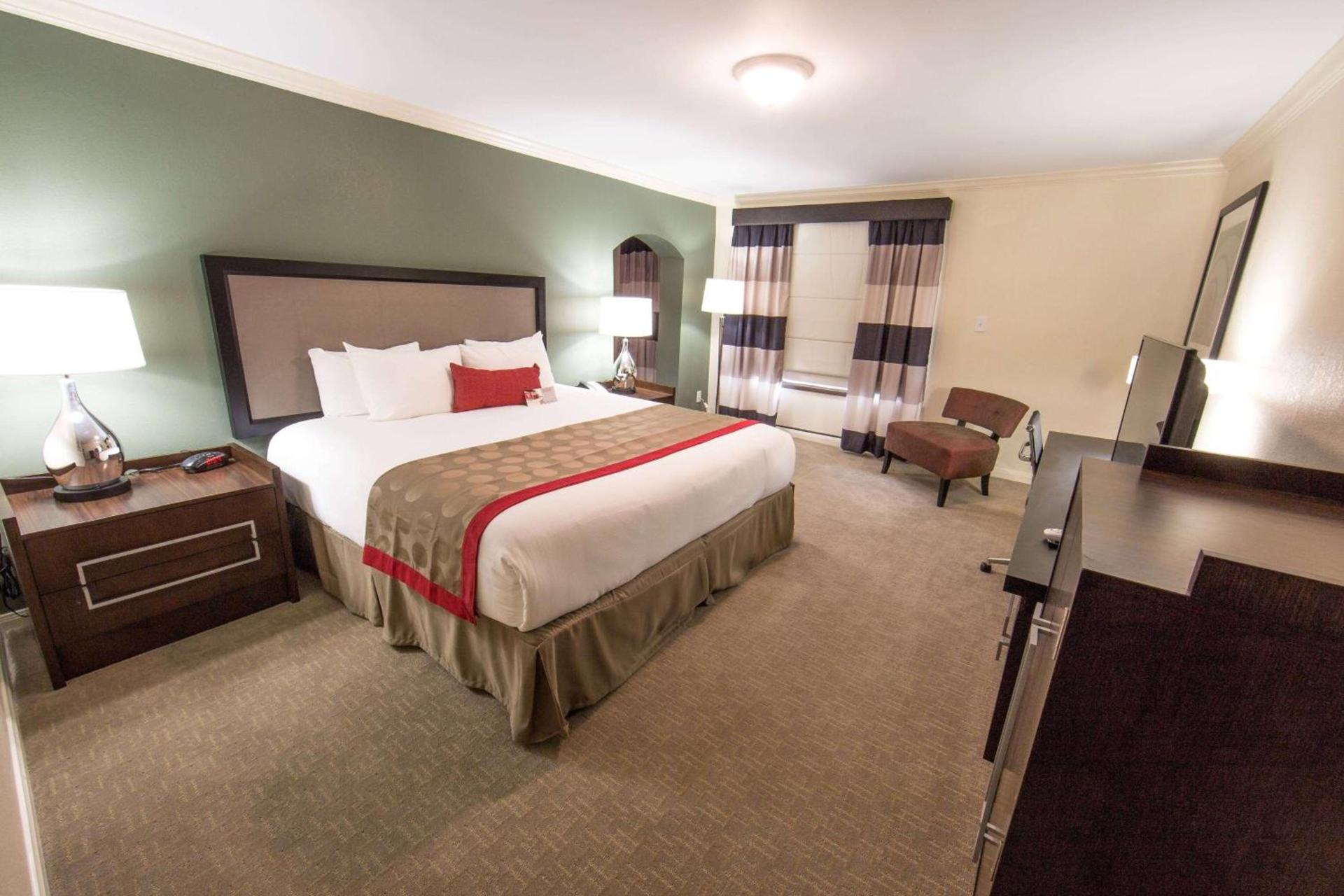 Ramada by Wyndham Houston Intercontinental Airport East photo 10