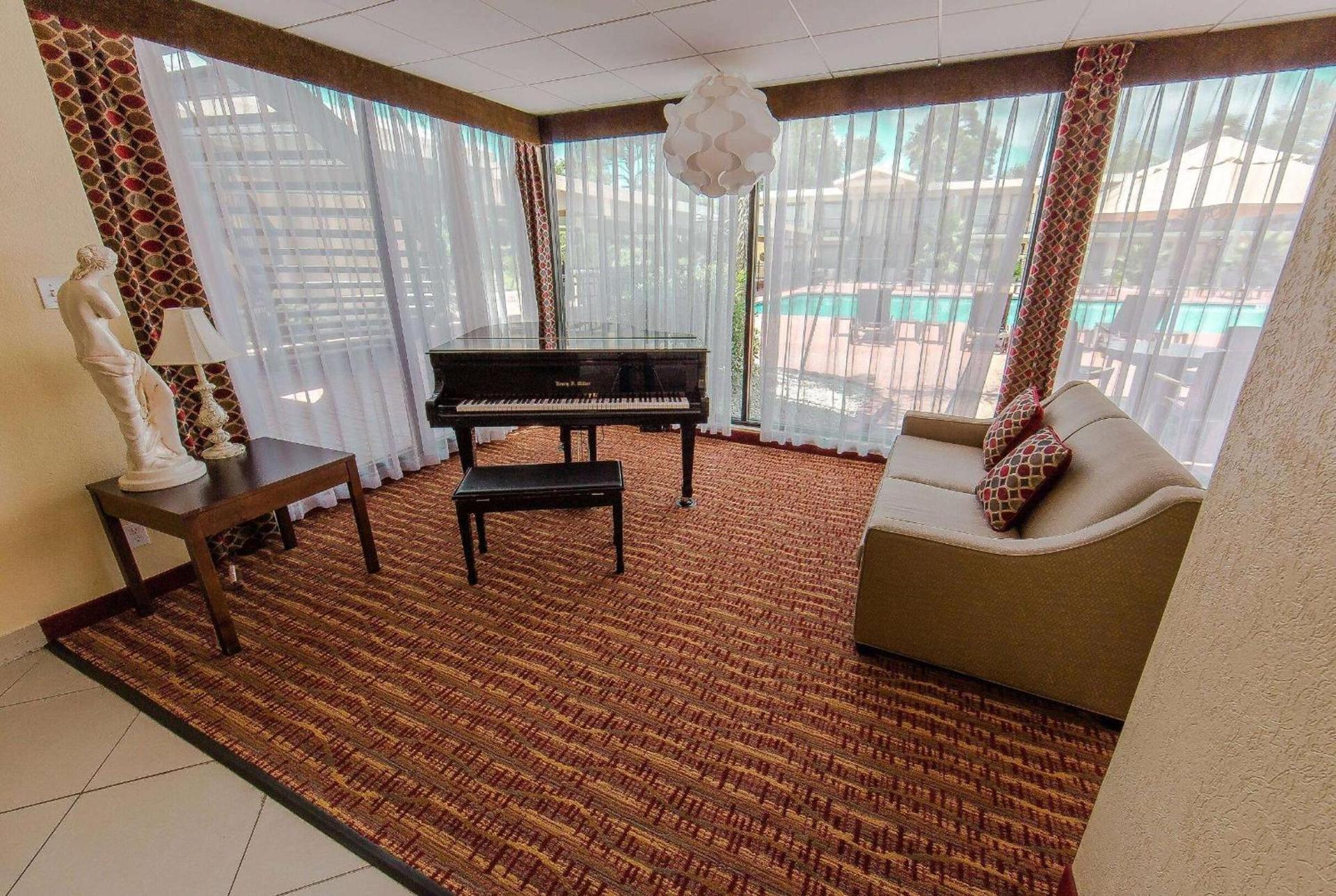 Ramada by Wyndham Houston Intercontinental Airport East photo 28