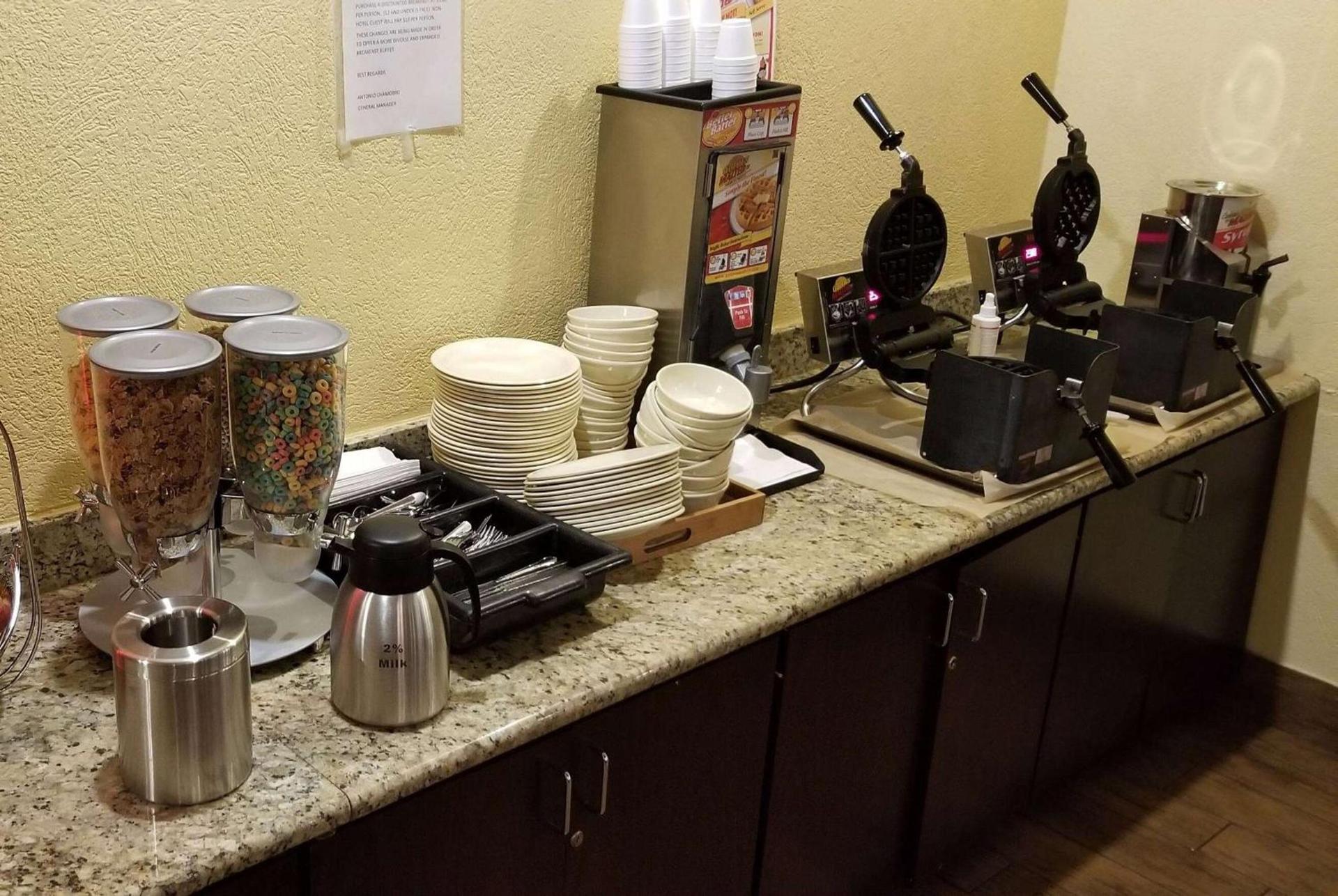 Ramada by Wyndham Houston Intercontinental Airport East photo 33