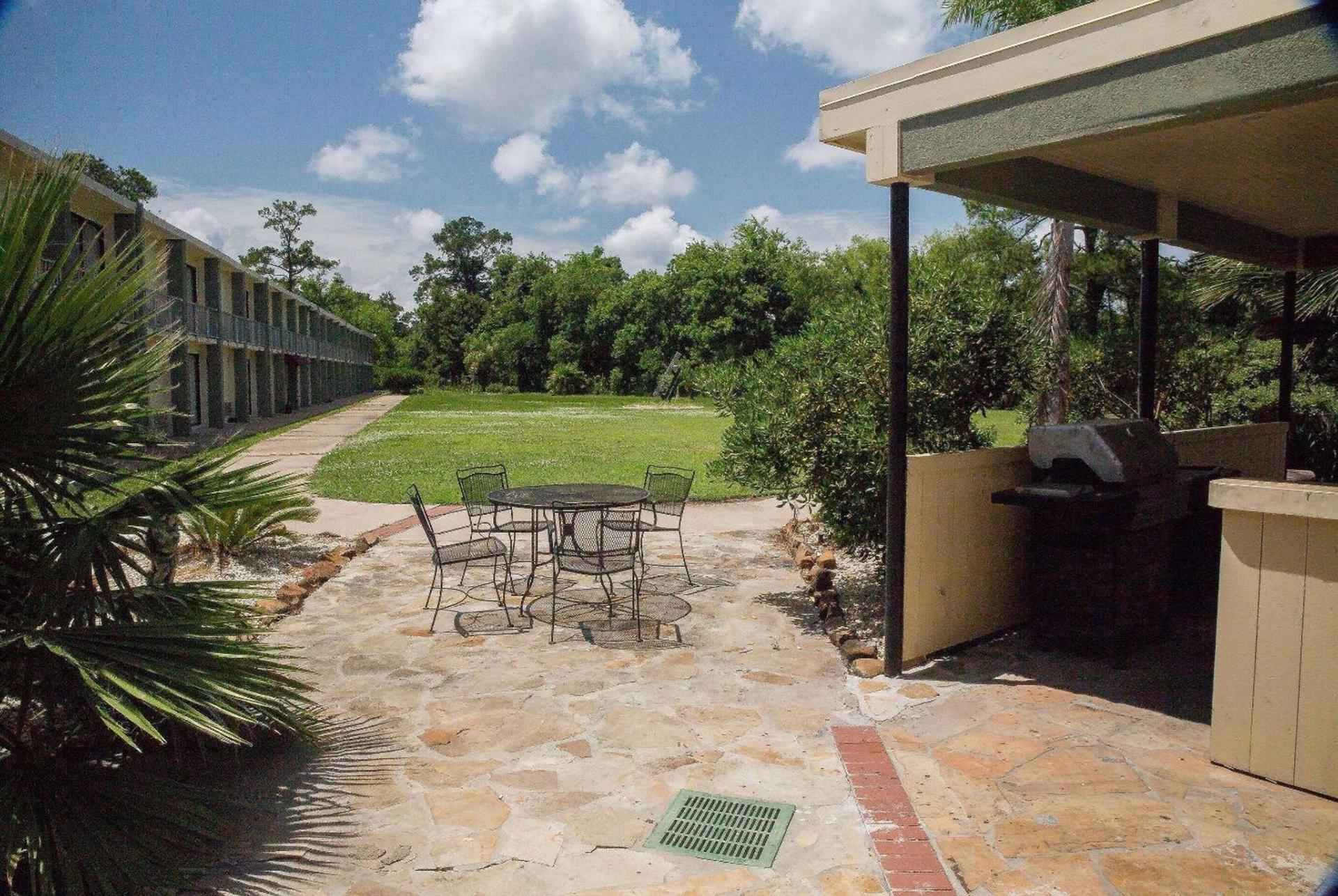 Ramada by Wyndham Houston Intercontinental Airport East photo 30