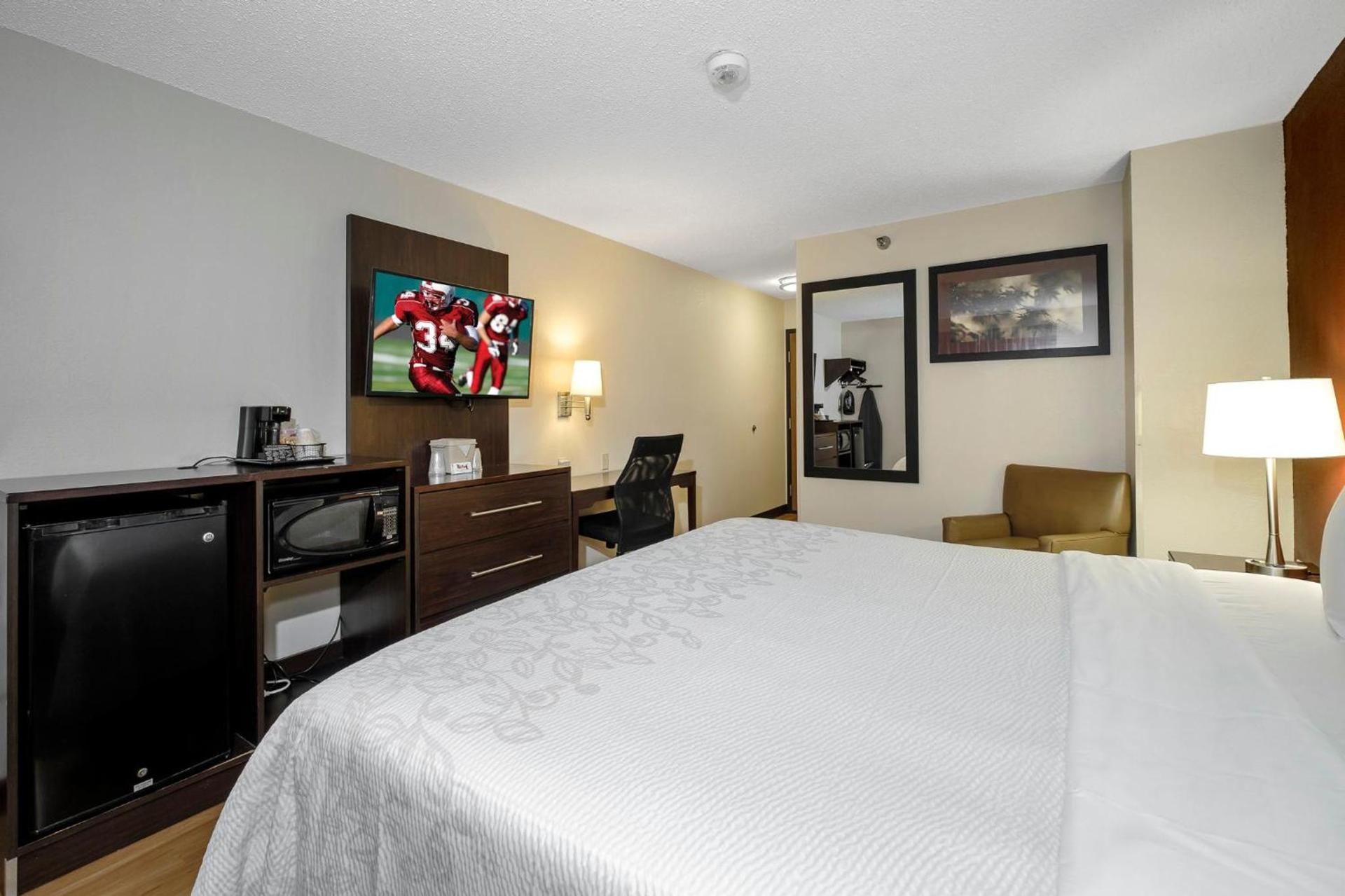 Red Roof Inn PLUS+ & Suites Malone photo 5