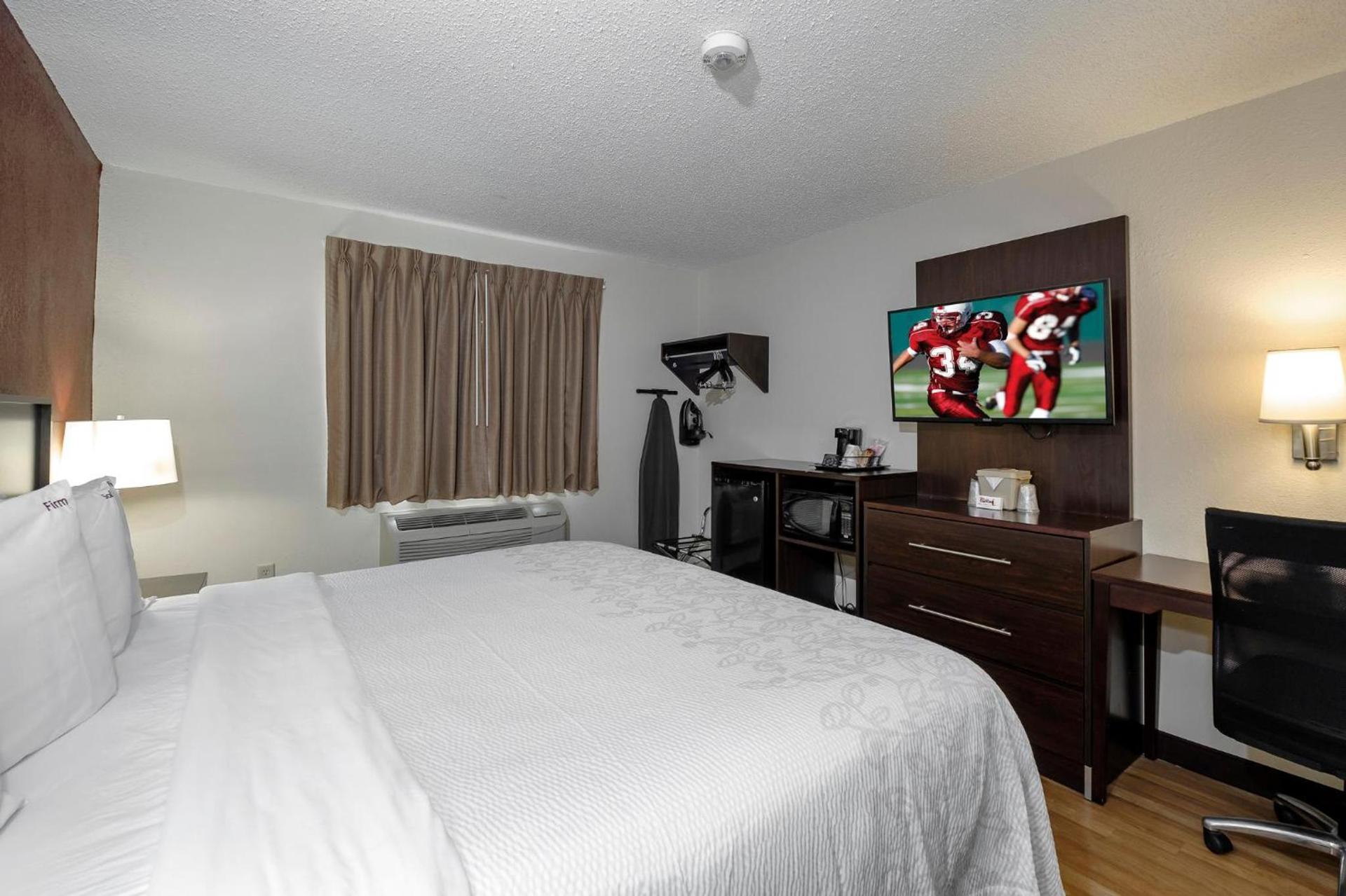 Red Roof Inn PLUS+ & Suites Malone photo 4