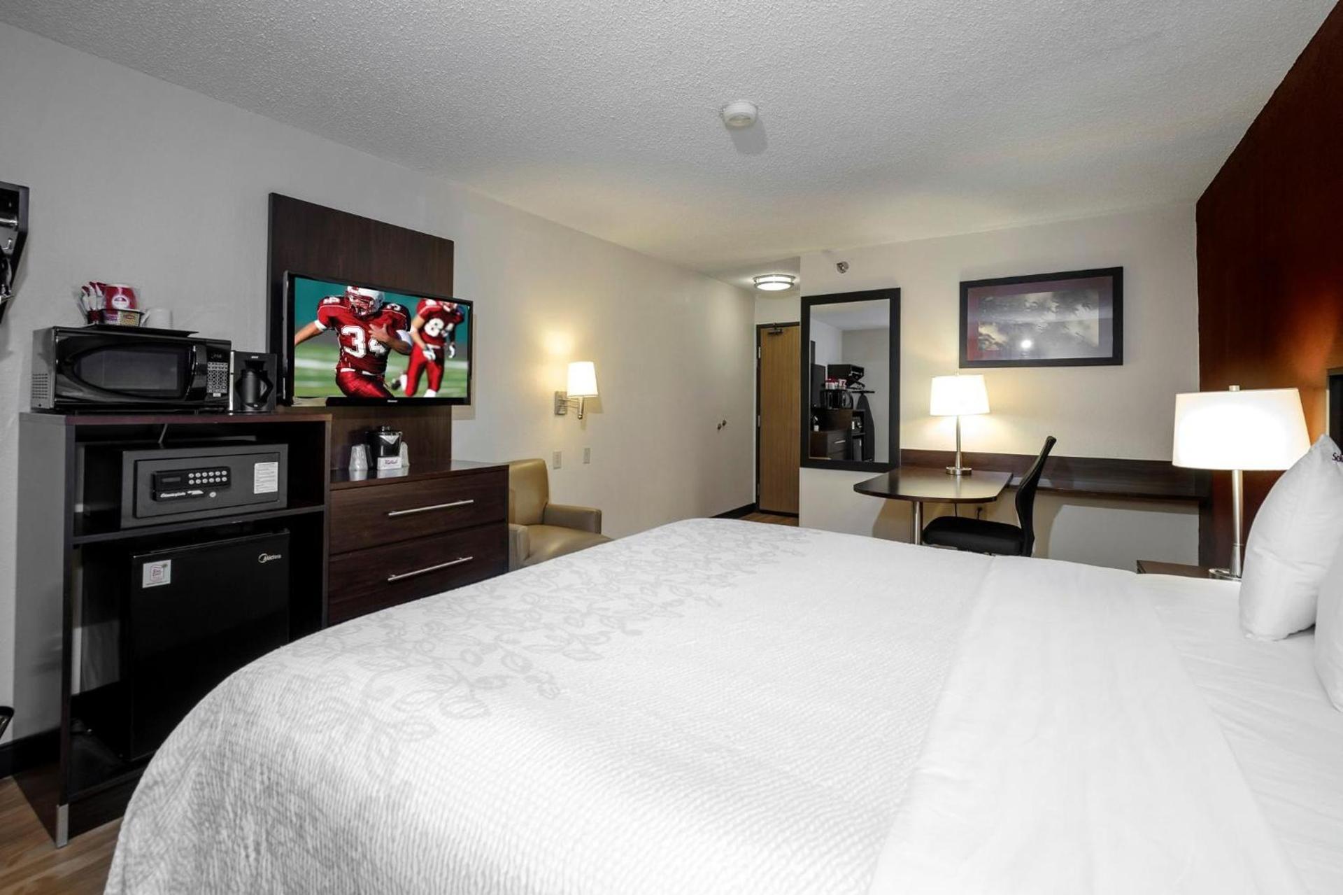 Red Roof Inn PLUS+ & Suites Malone photo 3