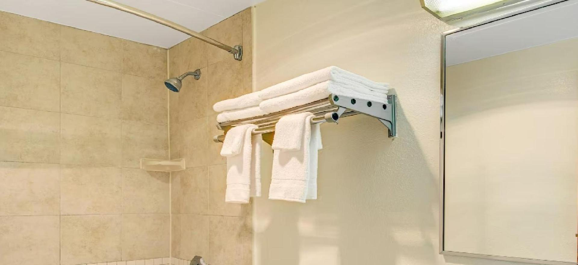 Super 8 by Wyndham Stamford/New York City Area photo 22