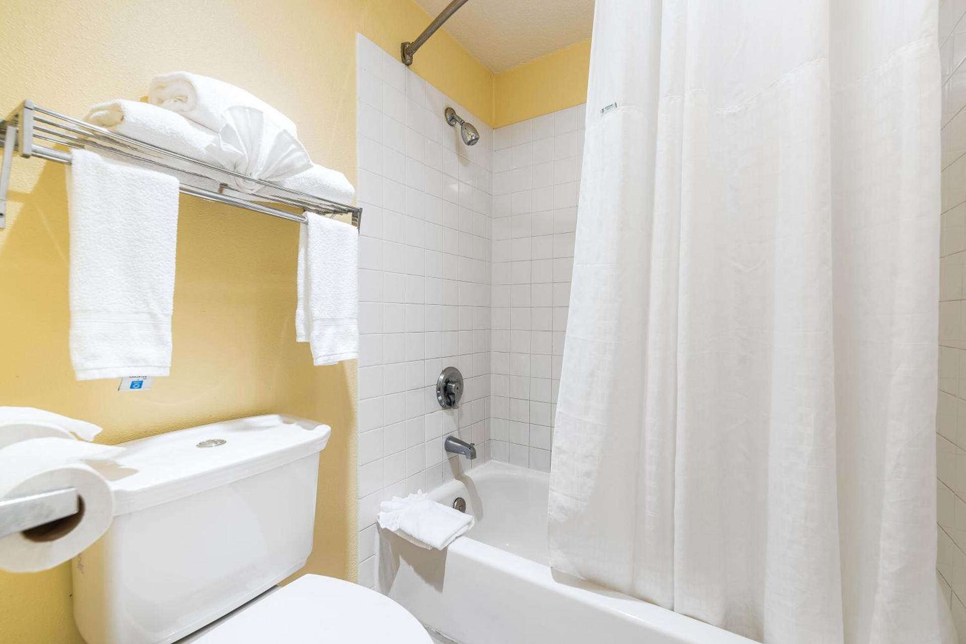 Days Inn by Wyndham Federal Way photo 13