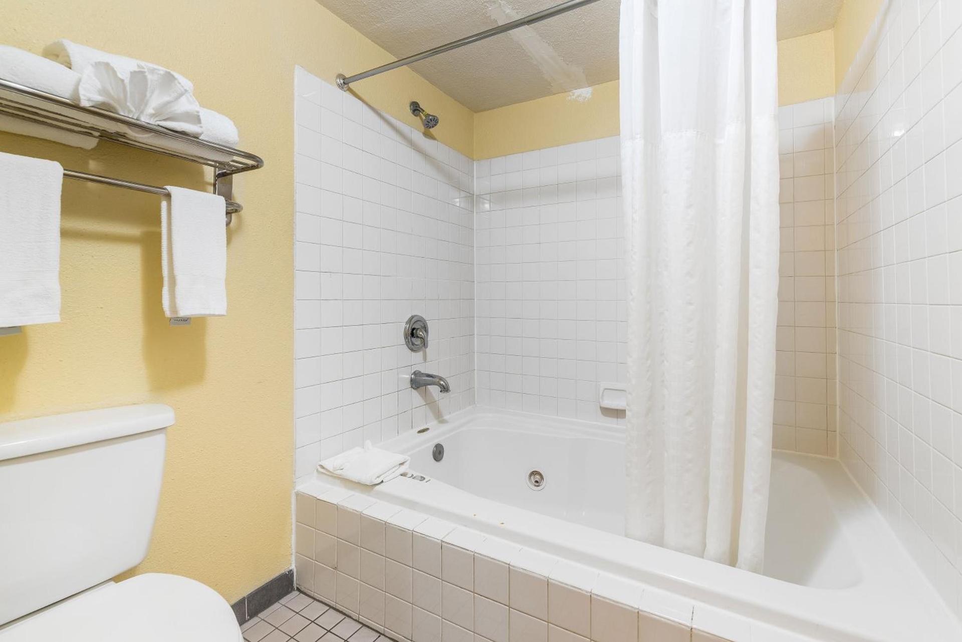 Days Inn by Wyndham Federal Way photo 12
