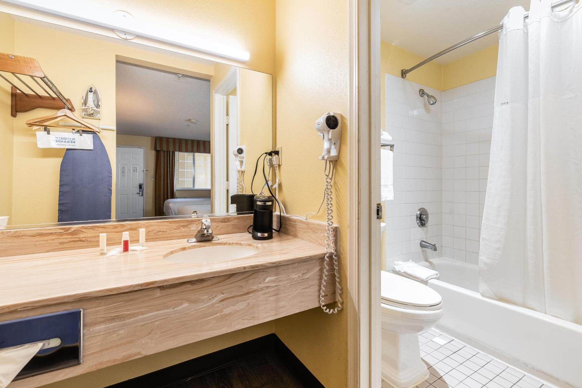 Days Inn by Wyndham Federal Way photo 9