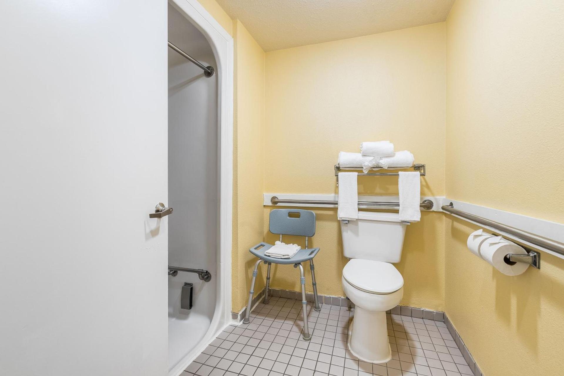 Days Inn by Wyndham Federal Way photo 16