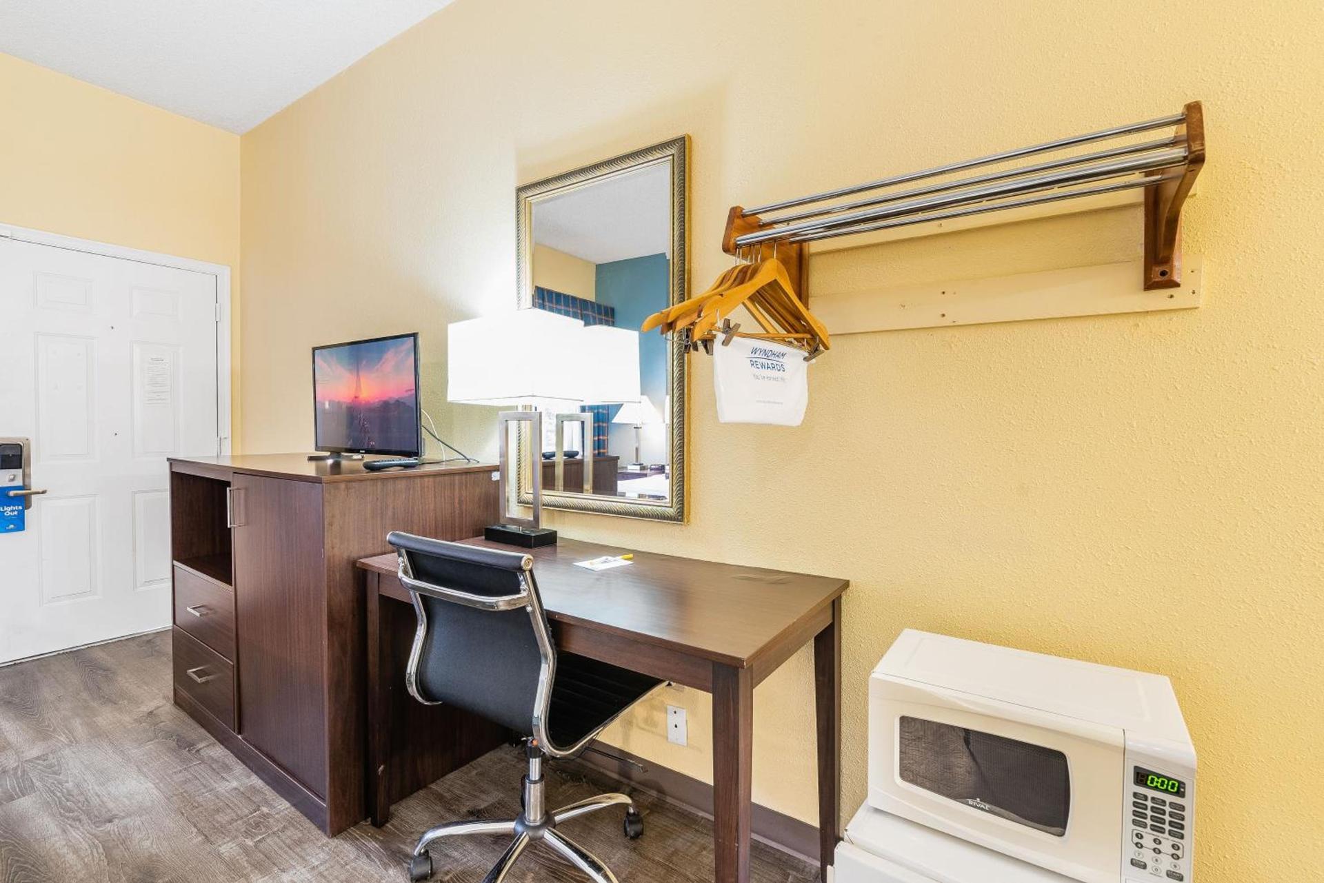 Days Inn by Wyndham Federal Way photo 27