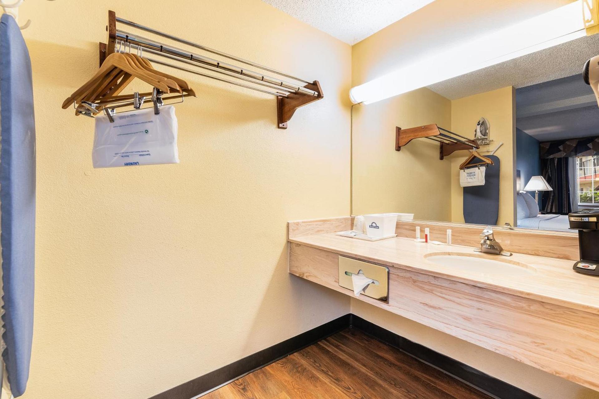 Days Inn by Wyndham Federal Way photo 30