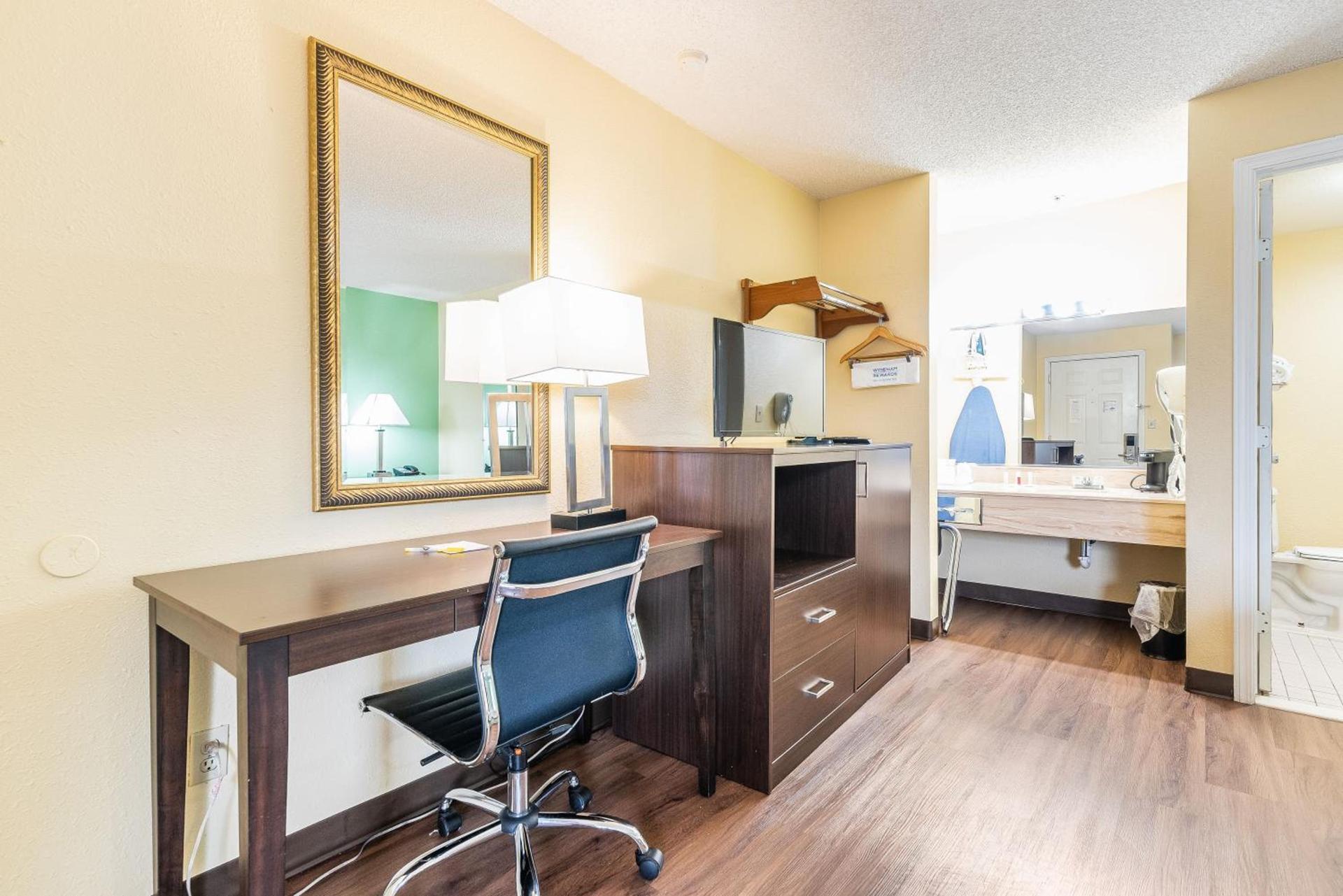 Days Inn by Wyndham Federal Way photo 35