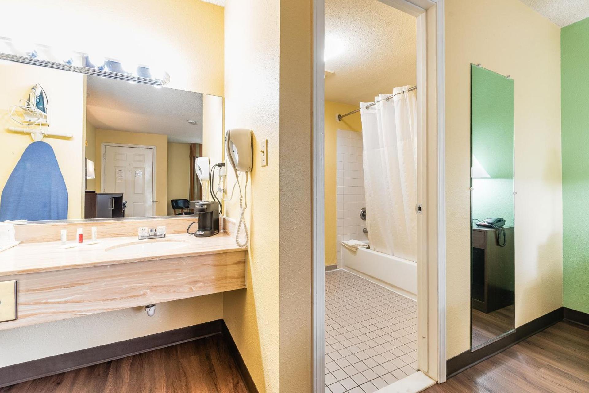 Days Inn by Wyndham Federal Way photo 39