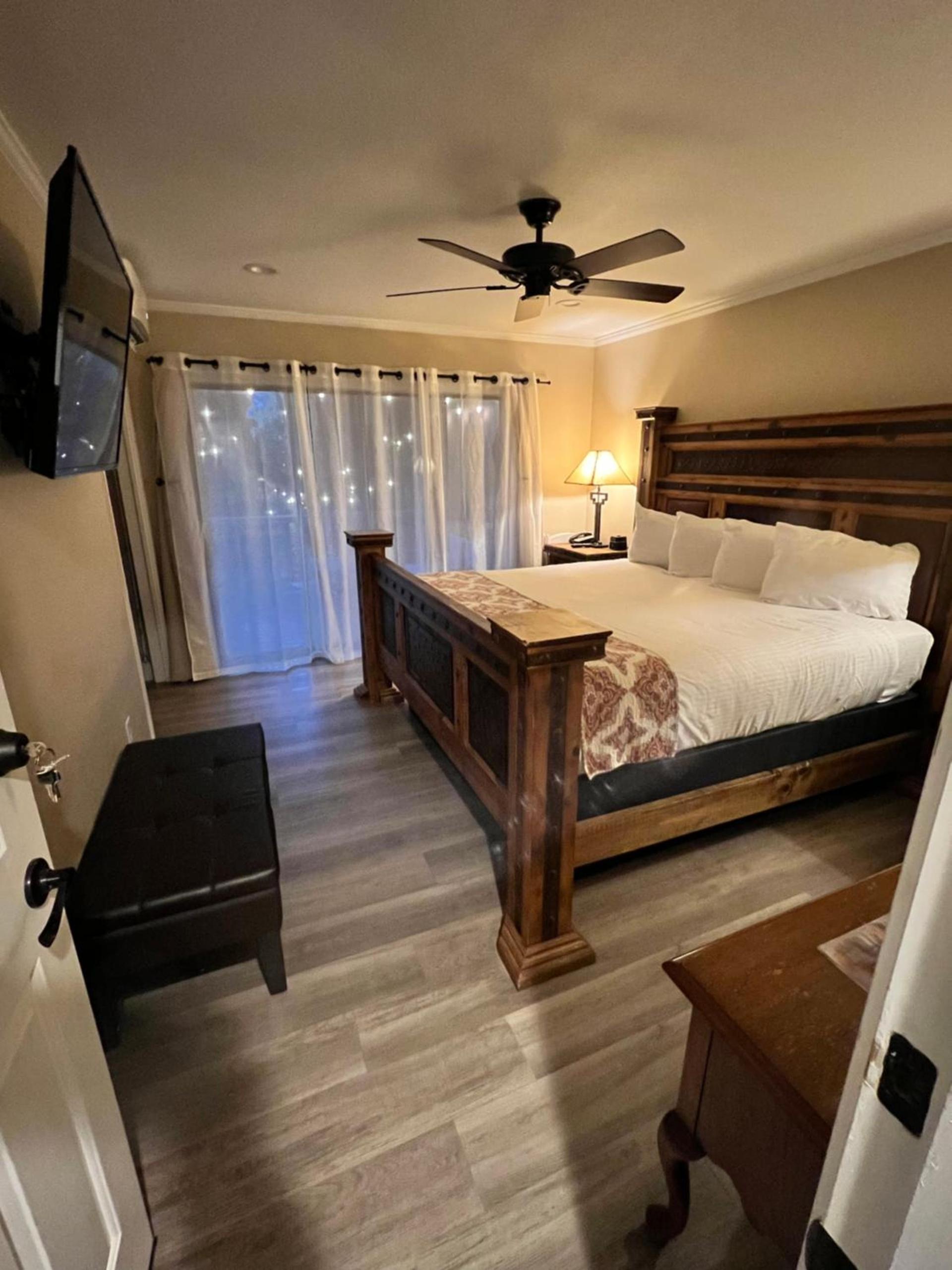 Lantern Light Inn - Romantic Getaway photo 4