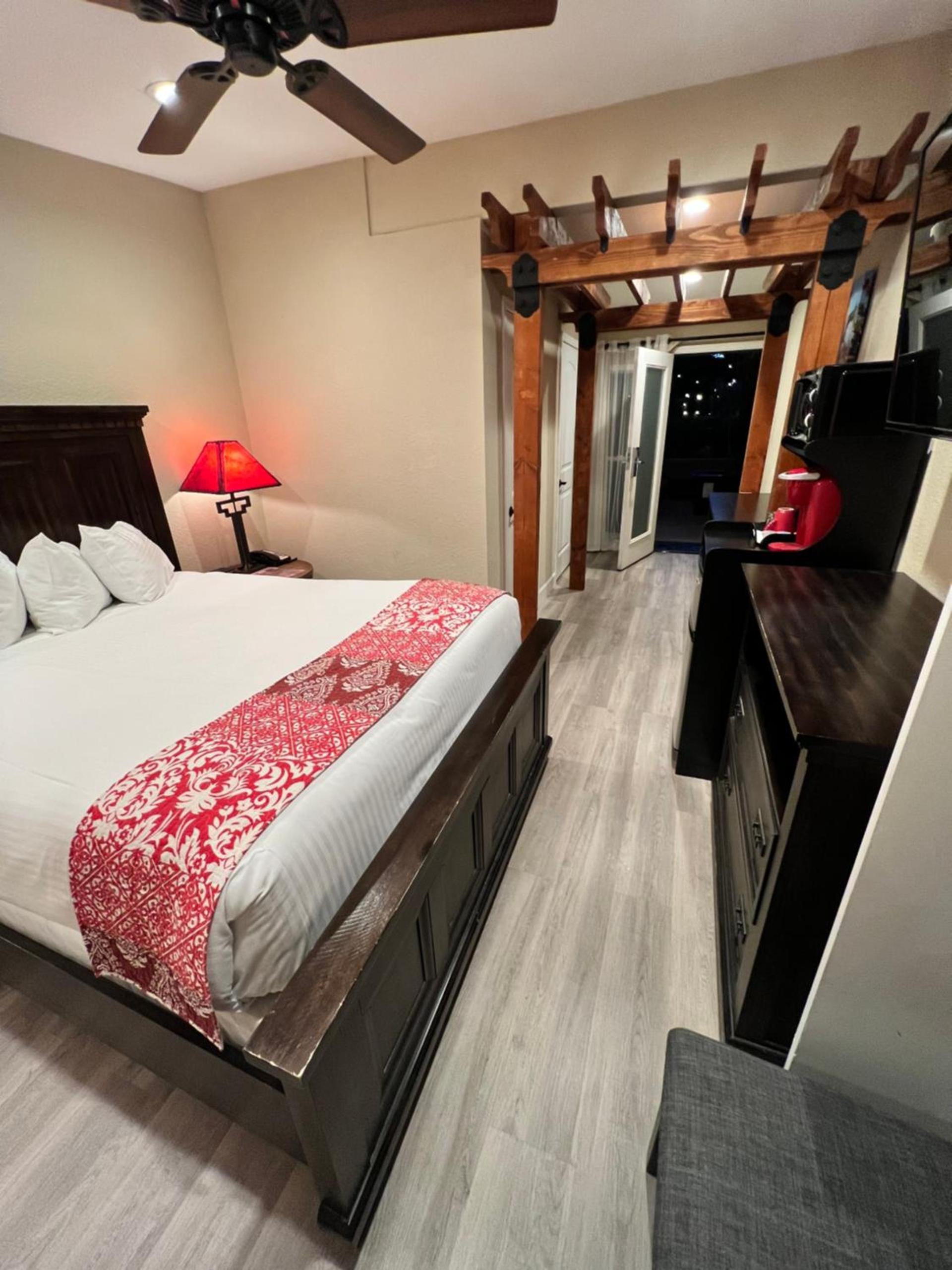 Lantern Light Inn - Romantic Getaway photo 51