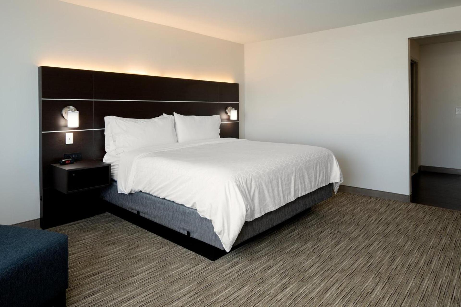Holiday Inn Express & Suites - Bullhead City by IHG photo 48