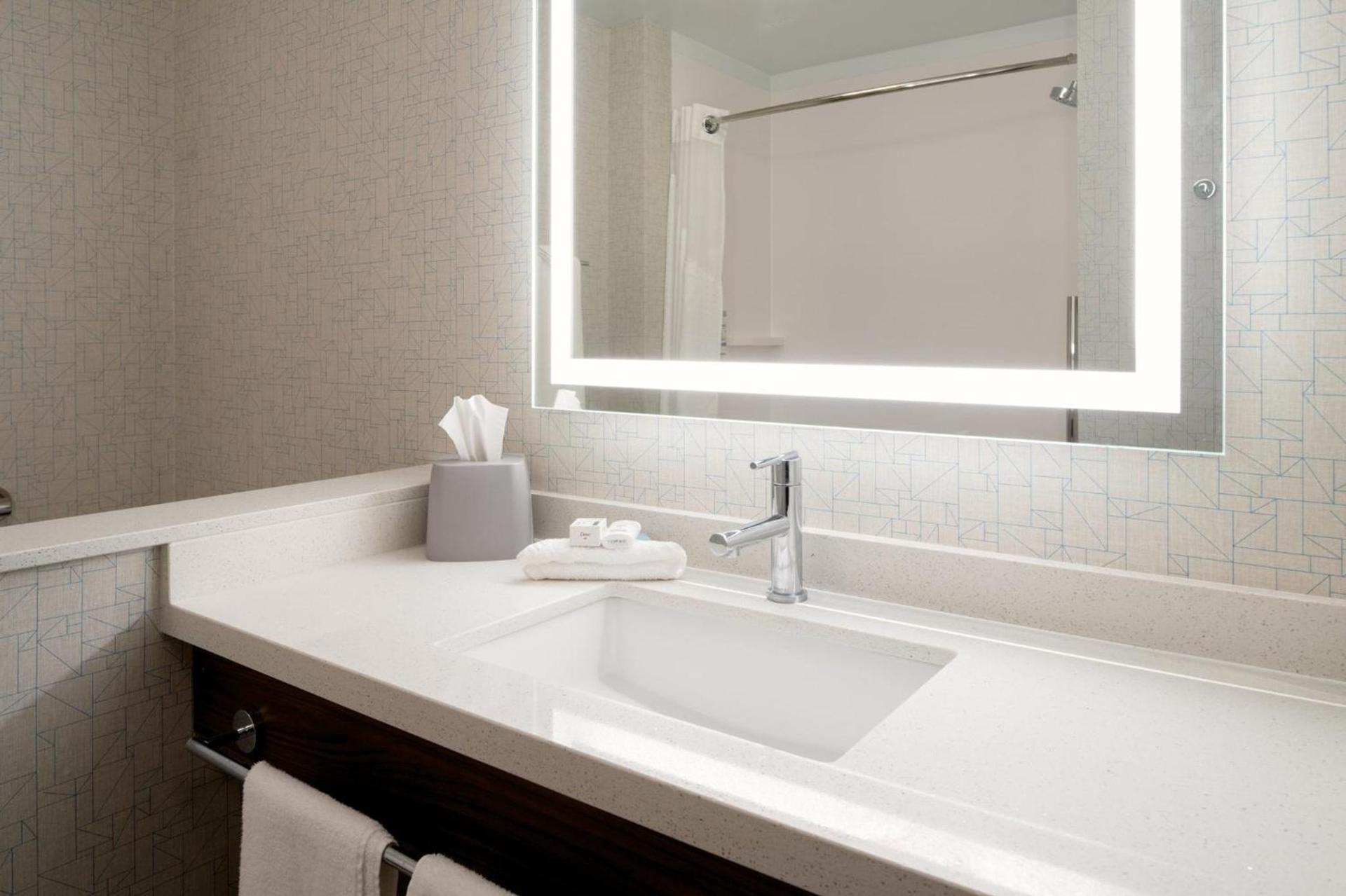 Holiday Inn Express & Suites - Bullhead City by IHG photo 3