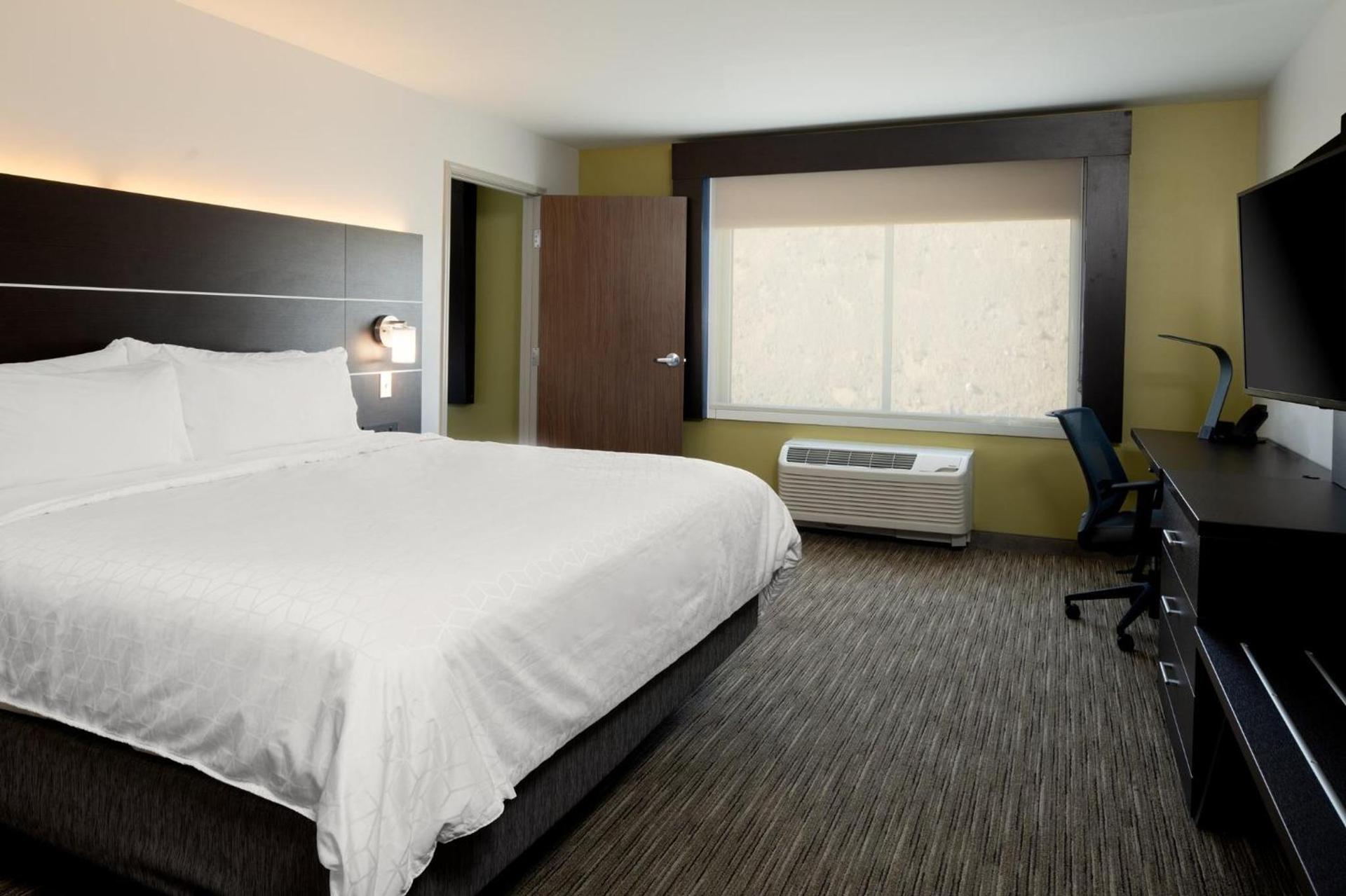 Holiday Inn Express & Suites - Bullhead City by IHG photo 58