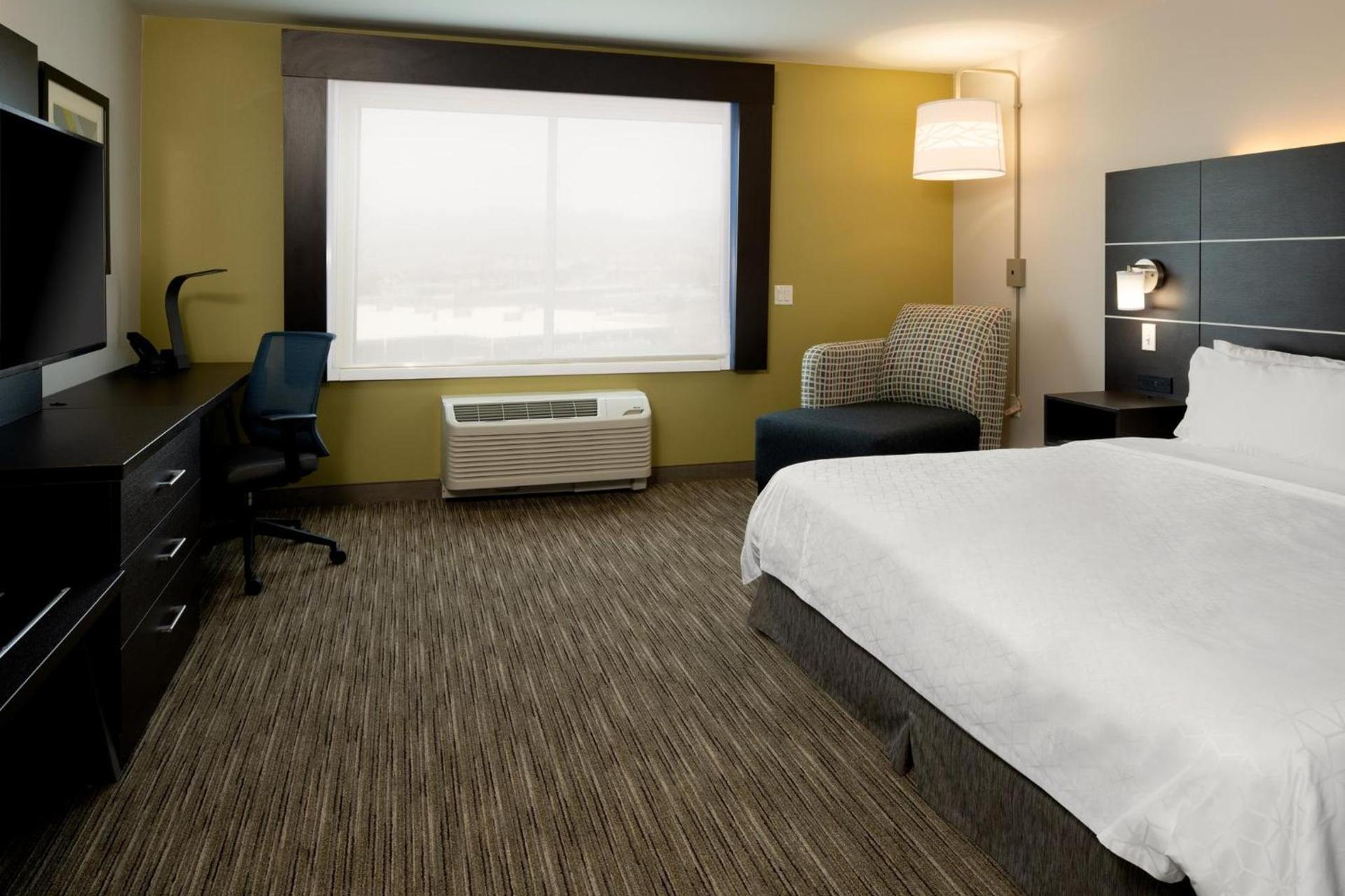 Holiday Inn Express & Suites - Bullhead City by IHG photo 52