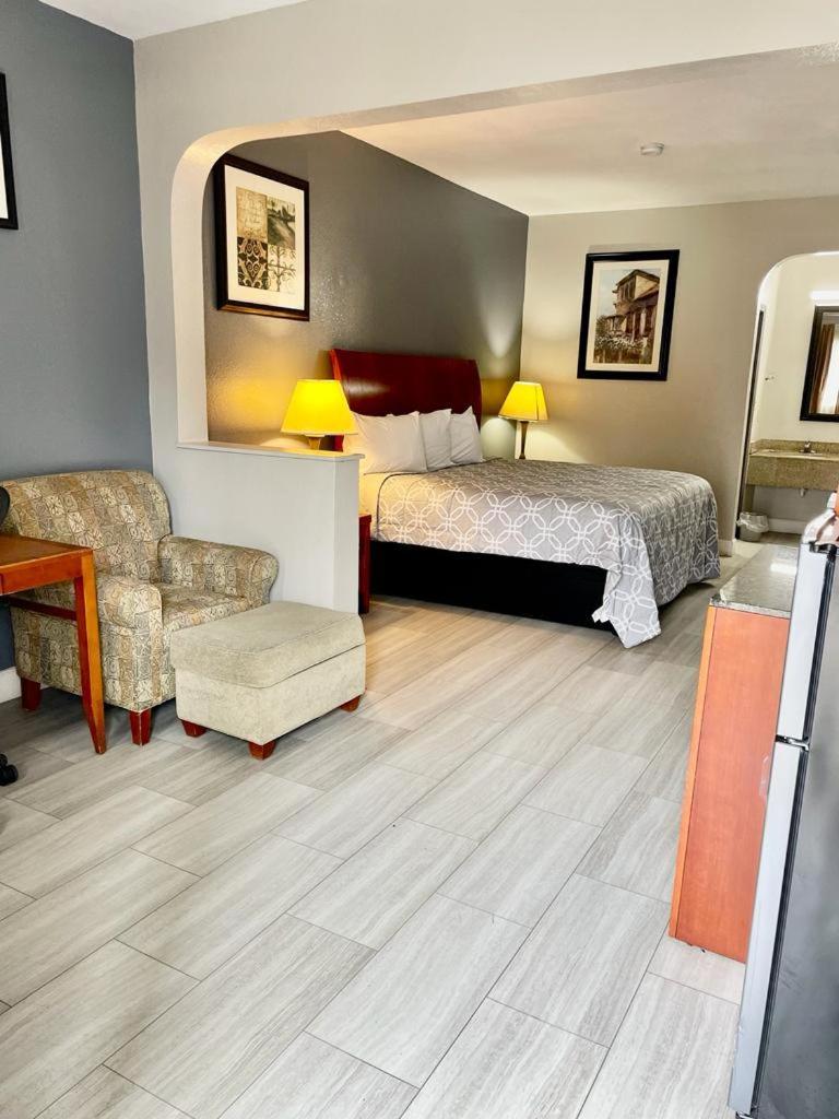 American Way Inn & Suites photo 1