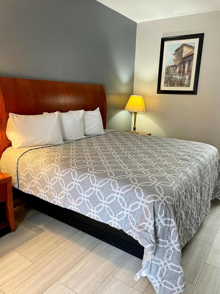 American Way Inn & Suites photo 9