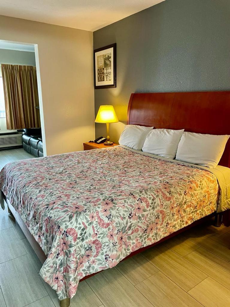American Way Inn & Suites photo 6