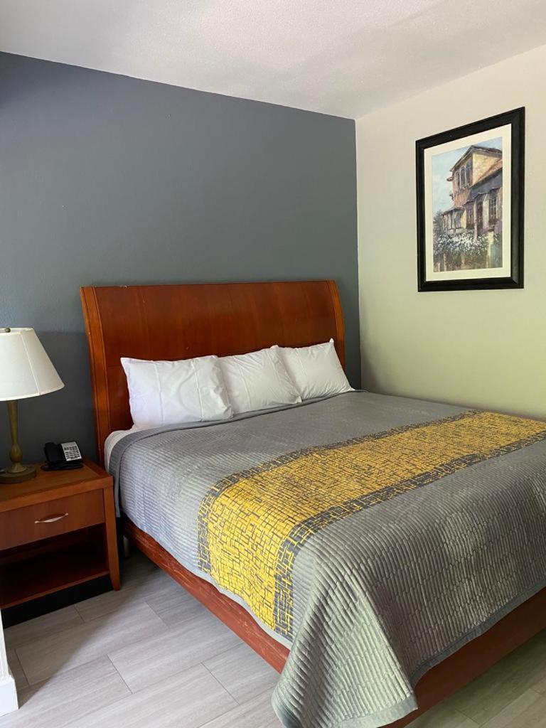 American Way Inn & Suites photo 2