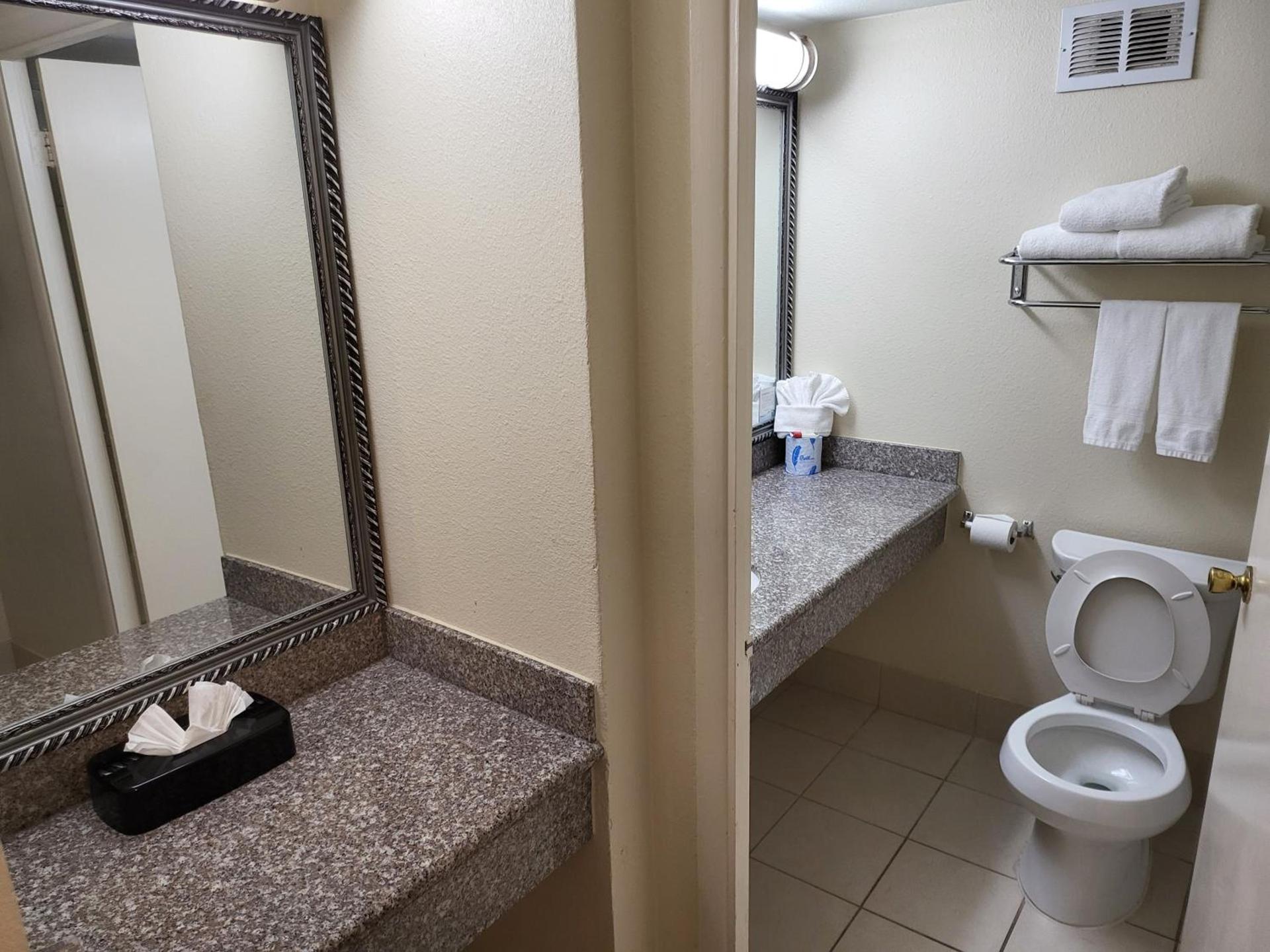 Ramada by Wyndham Houston Intercontinental Airport East photo 43