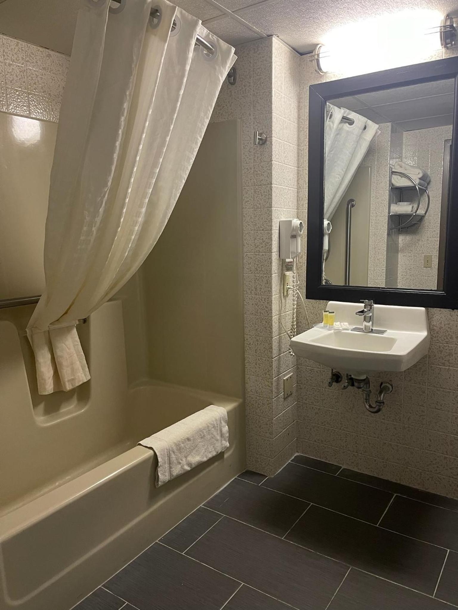 Wingate by Wyndham Lake George photo 50